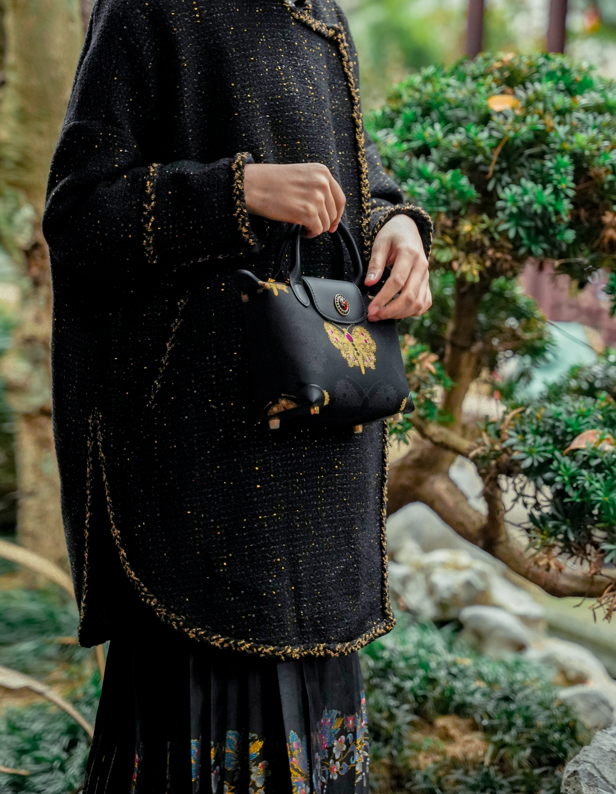 宋錦∞黑金紅蝴蝶牛皮小號手袋。上久楷