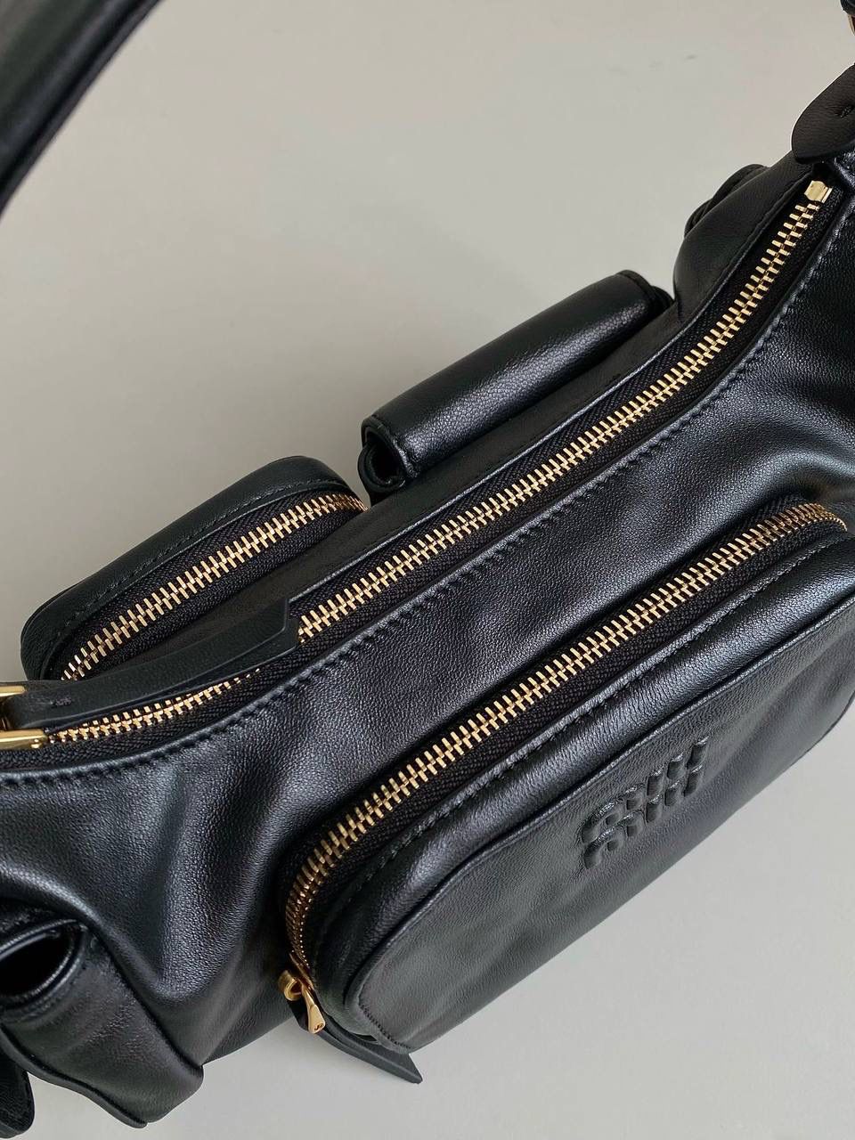 🈶黑色 𝗠𝗶𝘂𝗠𝗶𝘂机车口袋腋下包 不会还不知道吧？火出天际了姐妹们 难买程度不亚于保值系列，夸大了说哈哈 甜中带酷的叛逆街头感，一改往日的嗲味 上身辣妹机车风太帅了！飒倒一大片 小羊皮质感细腻柔软，但包型很立挺 多个口袋大小不一，就像分纳区 即有装饰元素又实用的宝藏单品啊 个性不羁真的很爱，请焊在身上好吗？！ 21×12×6cm，#F0005m