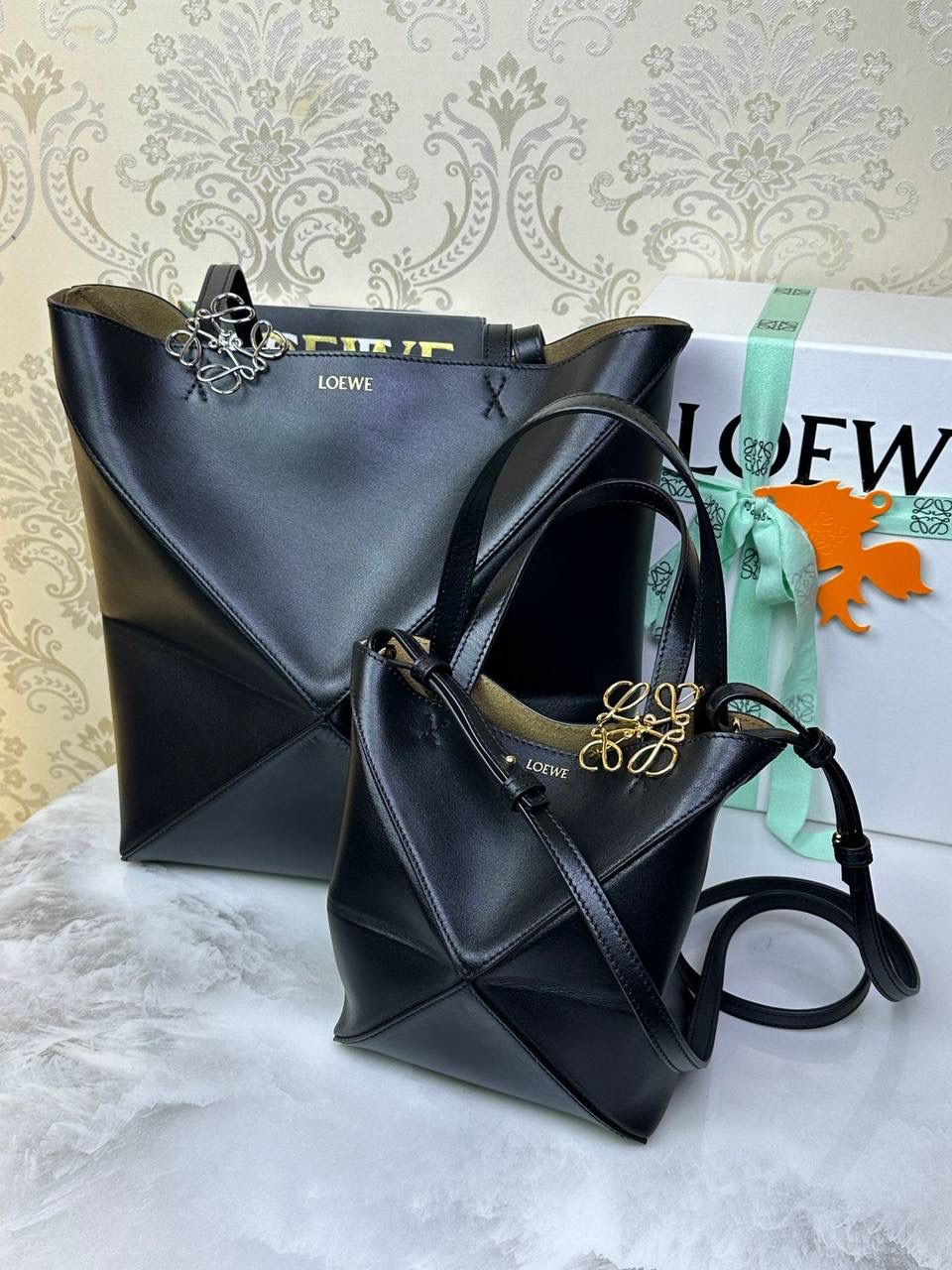 *𝐏𝐮𝐳𝐳𝐥𝐞 𝐅𝐨𝐥𝐝折叠手袋👜* ——全新【𝗡𝗘𝗪】升级‼️ 延续经典𝙋𝙪𝙯𝙯𝙡𝙚的标志性几何裁剪设计，新晋顶流🅰️𝙋𝙪𝙯𝙯𝙡𝙚 𝙁𝙤𝙡𝙚 𝙏𝙤𝙩𝙚以折纸包为灵感，升级成🉑完全折叠‼️的结构，立体与平面任意切换，出差旅行🧳必备单品。小牛皮材质轻且柔软，𝐌𝐢𝐧𝐢尺寸搭配一条可拆卸式肩带，手提，肩背，斜挎多样化背法✨ 尺寸：𝟏𝟔.𝟓-𝟗.𝟓-𝟐𝟎cm 款号：052322