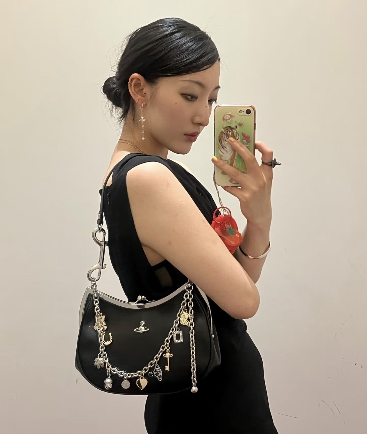 限時優惠💖訂貨🍒Westwood 啪扣shoulder bag  袋上掛飾可除! Size 22x17x7cm