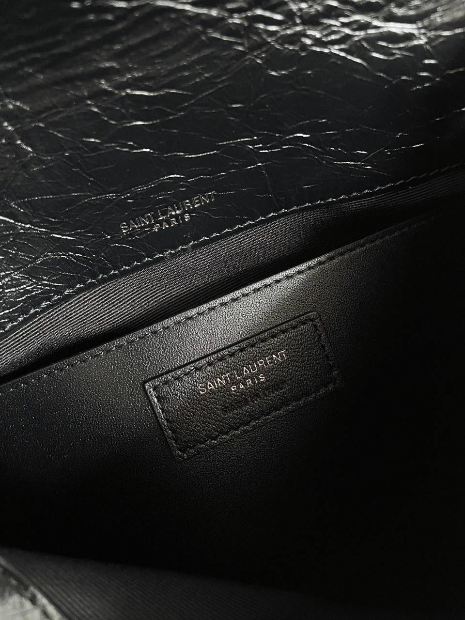 镇店之宝🔥 ys1 niki 油蜡皮黑色：银链小号🛞 作为他们家的must have之一 我们找到了专门做了10余年ys1的老师傅来做 按他的话说，闭着眼睛都能做出来 原厂皮，全钢五金，半金半银的烫金logo 这个包真的做得非常非常好！ 我们也和zp一样同步更新了两个"D扣"小耳朵 听我一句，niki种草了就一定要买 几乎每个买了niki的姐妹都会后悔买晚了！ 早买早享受咯～ 小号：22×16×7.5cm633160m 中号：28x20x8.5cm633158m