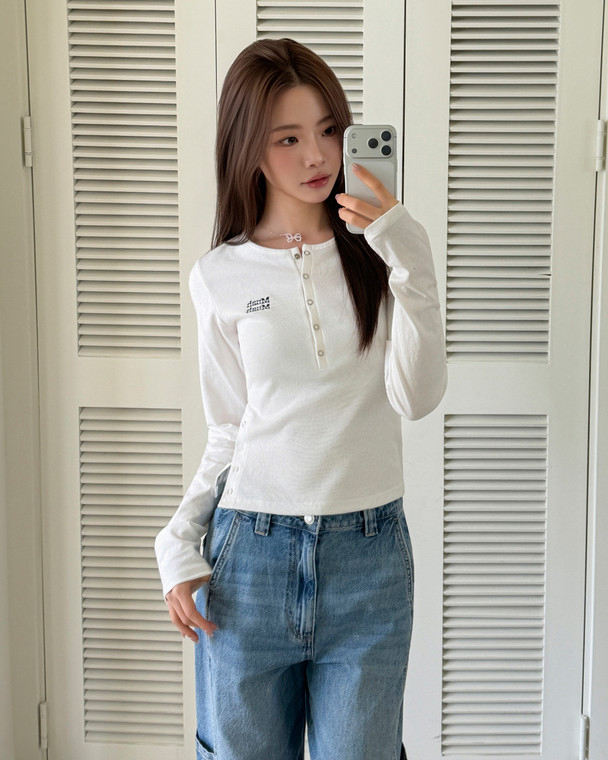 MuahMuah HENLEY NECK SLIT CROP LONG SLEEVE T-SHIRT