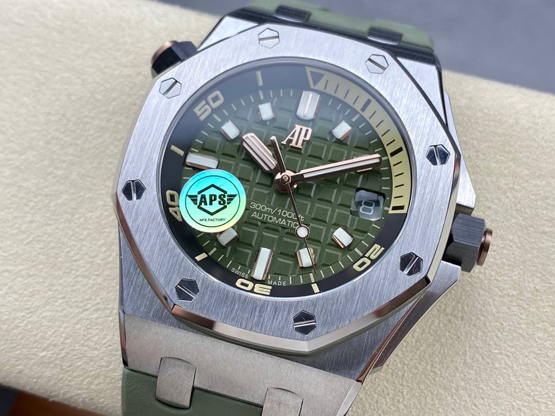 🚀爱彼15720st 搭载全新定制一体机cal.4308机芯(非各种日本机改板），整体腕表尺寸42x141.2mm, aps不惜高成本开发一体机，原装开模，让复刻高度更进一步💯 ❶机芯:机芯采用定制一体机cal.4308机芯并非市面上普通版本夹板机，日历瞬跳功能所有齿轮均真实可动并非装饰，机芯采用CNC刻字更清晰更立体 ❷表壳:dps原装开模，拆解正品原装数据,3D立体建模，使其尺寸比例与原装完全一致,所有配件与原装通用互换，表壳笔直的拉丝工艺和棱角分明的表壳完美融合❸表带:经过2年的试错，不断提升工艺和品质，最终达到原装无二的效果,无论从颜色材质、和工艺都能媲美专柜表带,可以与原装互换 ❹头粒:采用与原装同步的一-键快拆式按钮使表带可以轻松一键拆卸，表扣同样也是采用一键快拆式设计，可以通用正品