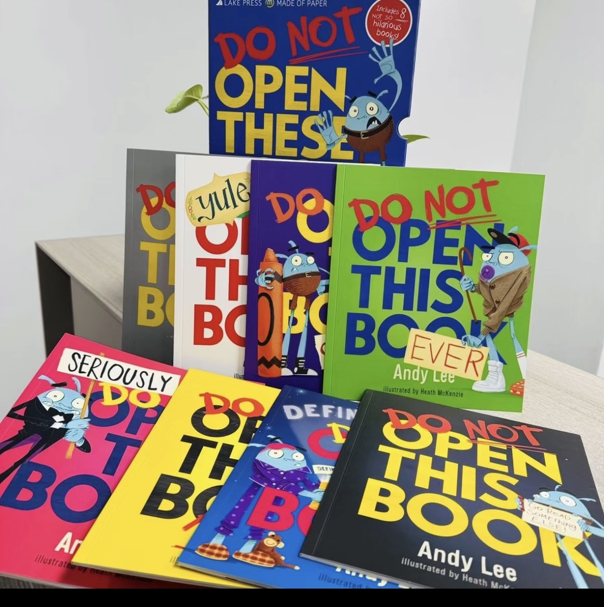 英文原版 Do Not Open These Books 不要打開這本書盒裝8冊，贈音頻 [1]插畫故事  [2]有趣機靈搞怪互動遊戲書  [3]文字口語化, 詞彙豐富幽默
