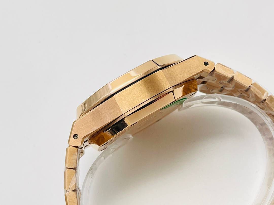 AP爱.彼皇家橡树系列26331OR多功能计时机械腕表41MM！ 1⃣️【机芯】7750改原装机芯 6字位小秒 功能与原装一致！ 2⃣️【表镜】表镜选用进口蓝宝石玻璃镜面！ 3⃣️【表壳】采用进口316精钢表壳，表壳通过拉丝和部分抛光打磨处理之后，忽明忽暗展现出精致而硬气的独特气质！ 4⃣️【头粒】头粒设计与专柜一致可以微调 佩戴更佳贴手舒适 经过多道工序的打磨和磨砂处理，终把AP特有的八角型表圈表达出棱角分明的线条！ 5⃣️【表盘】超强夜光显示，可以在任何环境下读取时间！