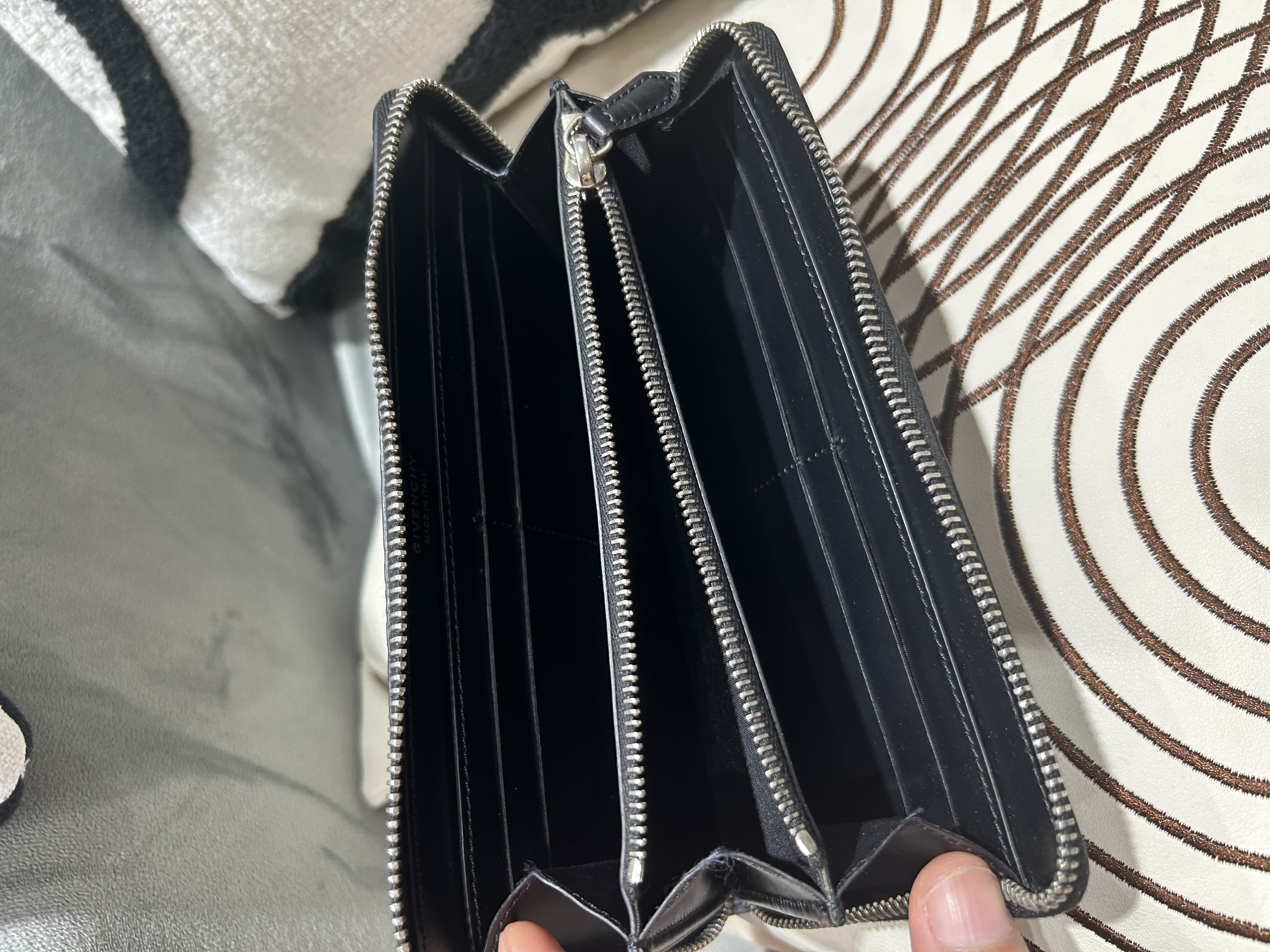 Givenchy Long Zip Wallet Black Calfskin 100%Authentic, 99%New ✅Box