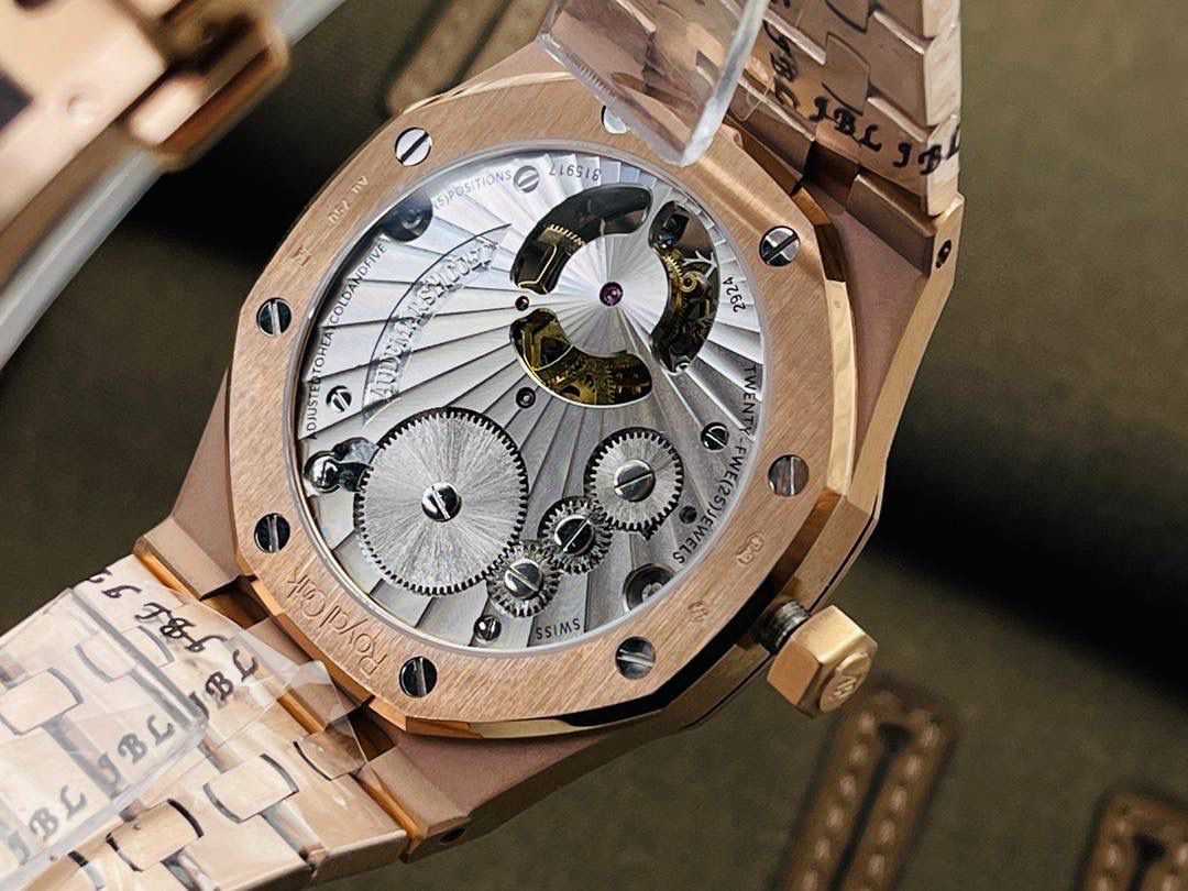 爱彼A P皇家橡树陀飞轮精品腕表 升级细节🔥 1⃣️独家订制Cal.2924机芯，动力储存68小时！ 2⃣️腕表依旧保留的八角形表圈、标志性的六角形螺丝以及经典表带！ 3⃣️皇家橡树系列超薄陀飞轮腕表在经典的“Tapsisserie”格纹上进行再度创新，形成了新的格纹“Tapisserie Evolutive”！熟悉又陌生的表盘格纹装饰带来全新观感，成为这款腕表的点睛之笔。 4⃣️表壳直径为41毫米，厚度为11.2毫米！