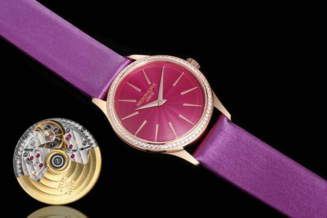 新品女款百达翡丽古典表系列——4897腕表，强势推荐！ 古典魅力，经典重现，正装表王震撼登场。完美还原表中王者的独特质感和简约格调。【精彩细节】 1.搭配定制版机芯改Cal.215自动机芯，动能储存长达45小时，振频28800每小时。 2腕表尺寸33MM，尺寸数据完美吻合正品，佩戴轻便，还原正品体验。 2.采用与原装一致的锅盖型穹顶玻璃，特镀有双层抗眩晕增透镀膜。 3.表盘搭配72颗钻及指针和时标釆用日晖纹装饰，光泽质感更加柔和，让你每次看时间都心花恕放，之后再采用镀铑工艺处理，确保光泽度和质感不亚于原装。防水50m表带意大利进口小牛皮表带，做工精致，包边细腻，尽显大牌风范，搭配Patek 。Philippe原厂级针扣，更显示这款腕表的华贵气质😍😍💯