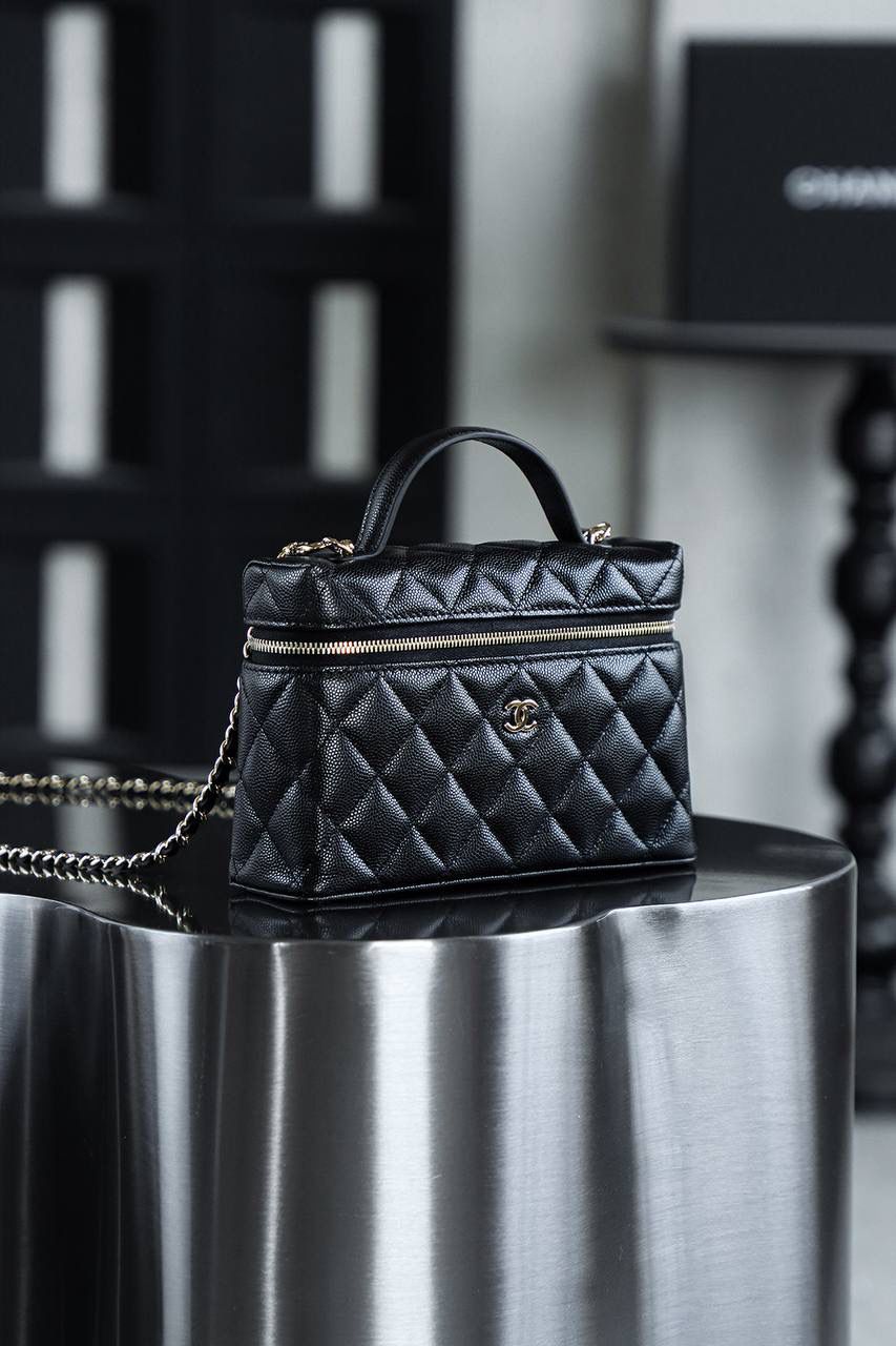 25P飯盒包鑒定版👜 一包一碼 支持全球鑒定查驗身份證原廠專G 三隻羊皮料過關清單資料可査詢 25P系列中的明星單品，lp飯盒包非常輕便，鏈條可拆卸當手拿包！ 小logo很高級，內斂的高級感！ 小而不廢，plus手機妥妥的容納，可甜可酷完美體現！ 五金：全鋼淺金扣 皮料：impala三隻羊中小球 尺寸：17*19.5*5cm