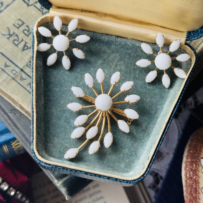 Vintage 1950s Milk Glass Sun-Ray Flower Jewelry Set - Brooch and Stud Earrings (MT1880)