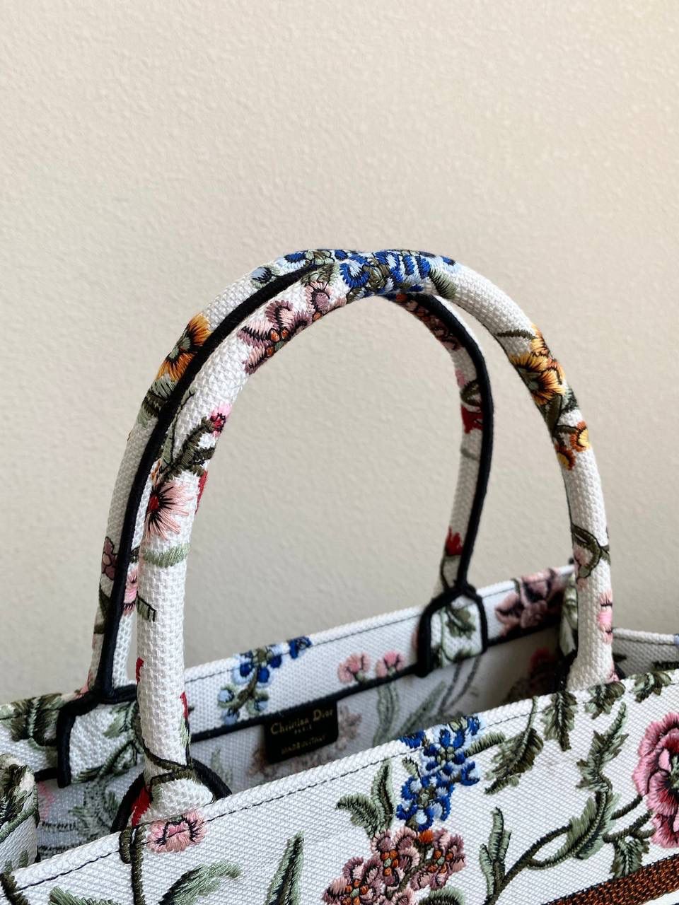 🈶繁花白色中号 𝗖𝗗 𝗕𝗼𝗼𝗸 𝗧𝗼𝘁𝗲 23夏季繁花刺绣 它来了，钟情于每季花卉元素为主题 精湛的繁花刺绣工艺，栩栩如生的迷人🎀💐 给人一种烂漫愉悦的心情，很有度假氛围 夏天要来啦，拎上它，去有风的地方 36×27×16cm M1286m