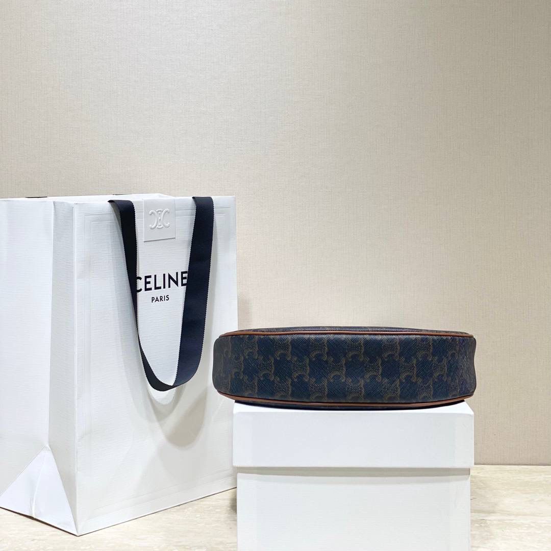 🔥大货实拍图 𝗖𝗘𝗟𝗜𝗡𝗘 ♥ 𝗧𝗥𝗜𝗢𝗠𝗣𝗛𝗘 𝗖𝗔𝗡𝗩𝗔𝗦 𝗔𝗩𝗔 灵感来自1990年代中古包Macadam，采用小巧优雅的月牙形轮廓，搭配耐看的棕色调凯旋门老花和小牛皮滚边，透出复古娇俏气质。型号：193952 尺寸：23*14*7cm