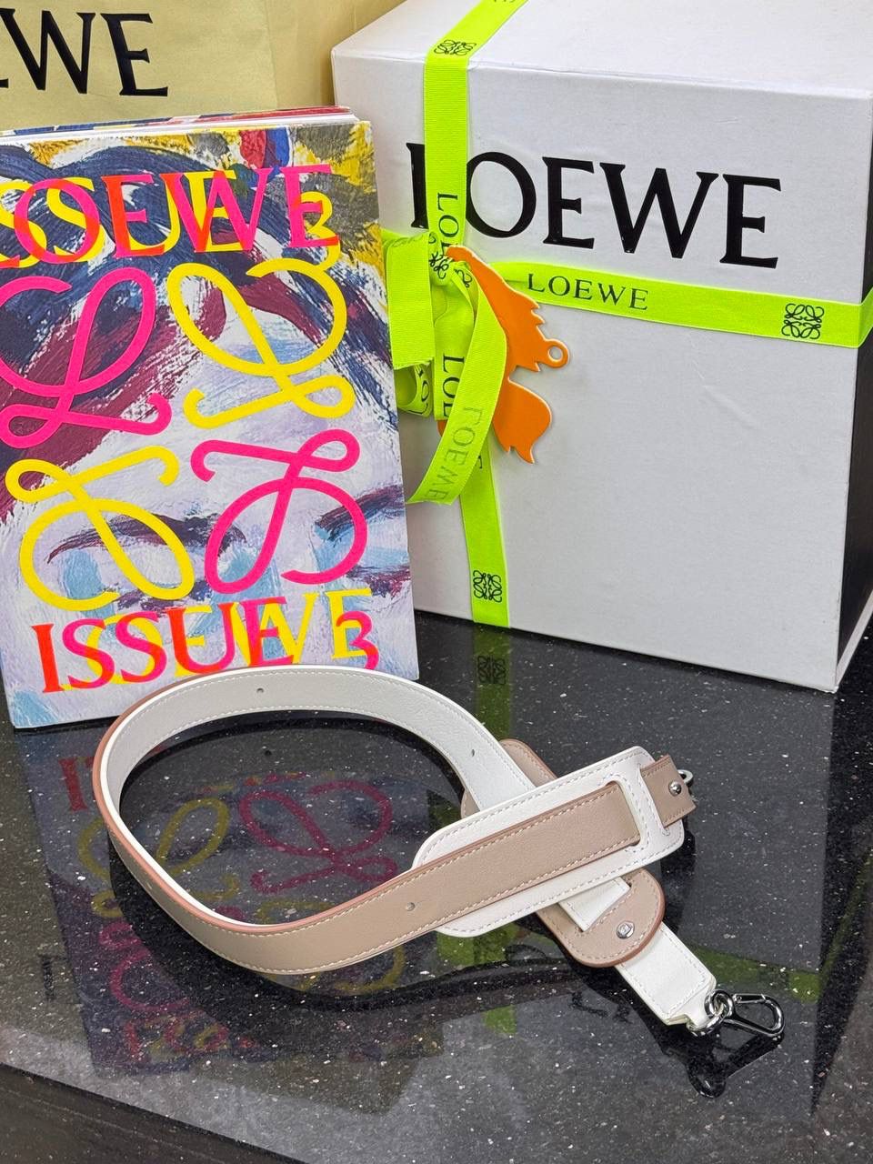 🎈新品牛皮可调节肩带 ➖➖➖➖【沙色拼色】👉🏻 编码：182323 尺寸：𝟏𝟒𝟑-𝟒.𝟓𝐜𝐦 撞色肩带绝绝子❤️正面饰品牌标志性Logo，调节长度为𝟖𝟎到𝟏𝟐𝟎𝐜𝐦