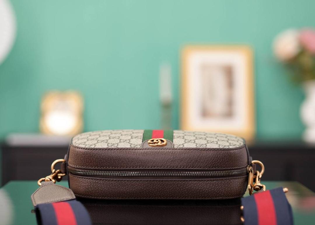 🥯Ophidia系列GG小号肩背包 棕色24cm （原厂皮 全铜五金） 正品售价¥11.000 新款相机包，宽肩带随性帅气， 红蓝织带的搭配，让整个包身的复古感更强烈 容量超级大，背起来没什么负重感，巨实用 百搭四季通用！非常日常好背的一款包 官方款号 752591 尺寸：24x15x7cm