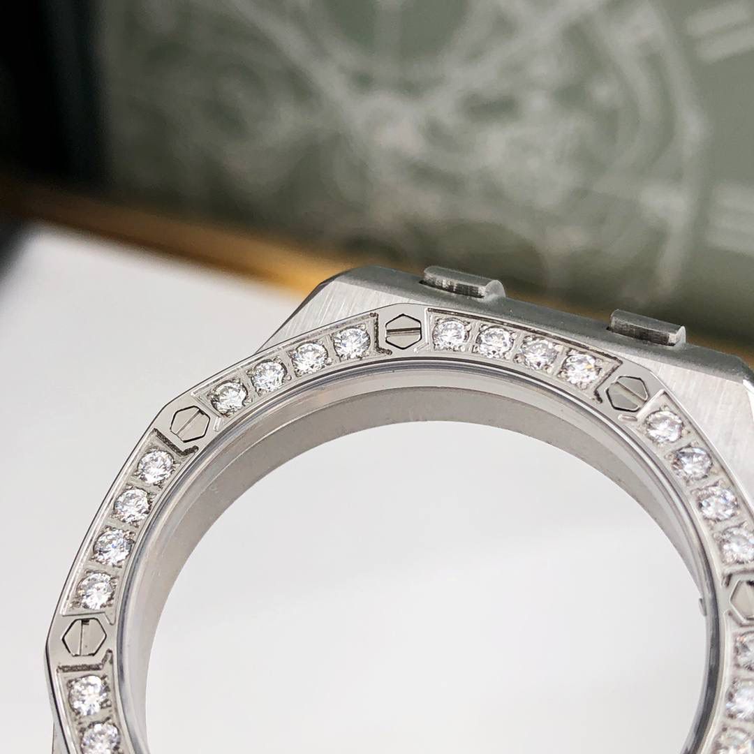 表圈镶嵌32颗2.0明亮式vvs级别切割天然美钻（约1.02克拉）带来非凡触感与视觉享受。这个价买钻石都值了。百分百每一颗都是真钻，持中国GTC机构检测证书，支持复检，假一陪十‼️✨