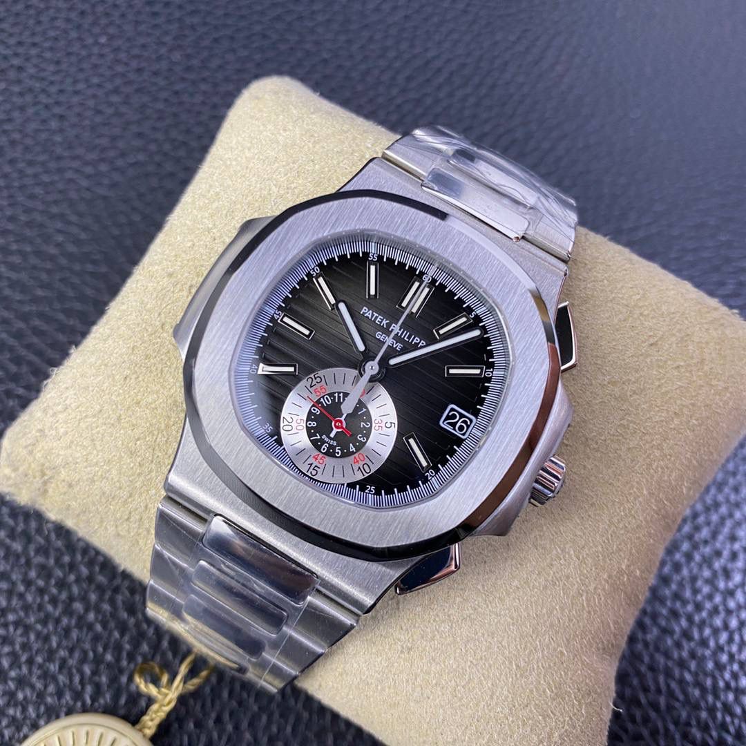 百达翡丽5980系列！ 表径40.5MM最佳舒适佩戴尺寸，标识性的鹦鹉螺精钢表壳打磨精致，正面拉丝处理。 华丽的表盘，灵感来自第一只百达翡丽Nautilus的表盘颜色。但具有更丰富的色调。位于6点钟位置的单计数器计时码表实际上就像在手表内部装有另一只手表。读取经过的时间再简单不过了，因为小时和分钟是在一个12小时的寄存器中计算的。3点位置的日期孔完善了表盘的设计。 PPF自研百达翡丽计时机芯CH 28-520，由327个特别完成的零件，35个珠宝和13个桥组成。机芯在完全缠绕时以28,800vph的频率跳动时可提供超长的动力储备，机械美感通过蓝宝石背透后盖一览无遗。 表带手链结构完美坚固，具有缎面磨砂和镜面抛光交替效果。纯粹的视觉享受，佩戴起来极为舒适，配备了Nautilus折叠式双折叠表扣，并配有翻盖锁，以提供额外的安全性。