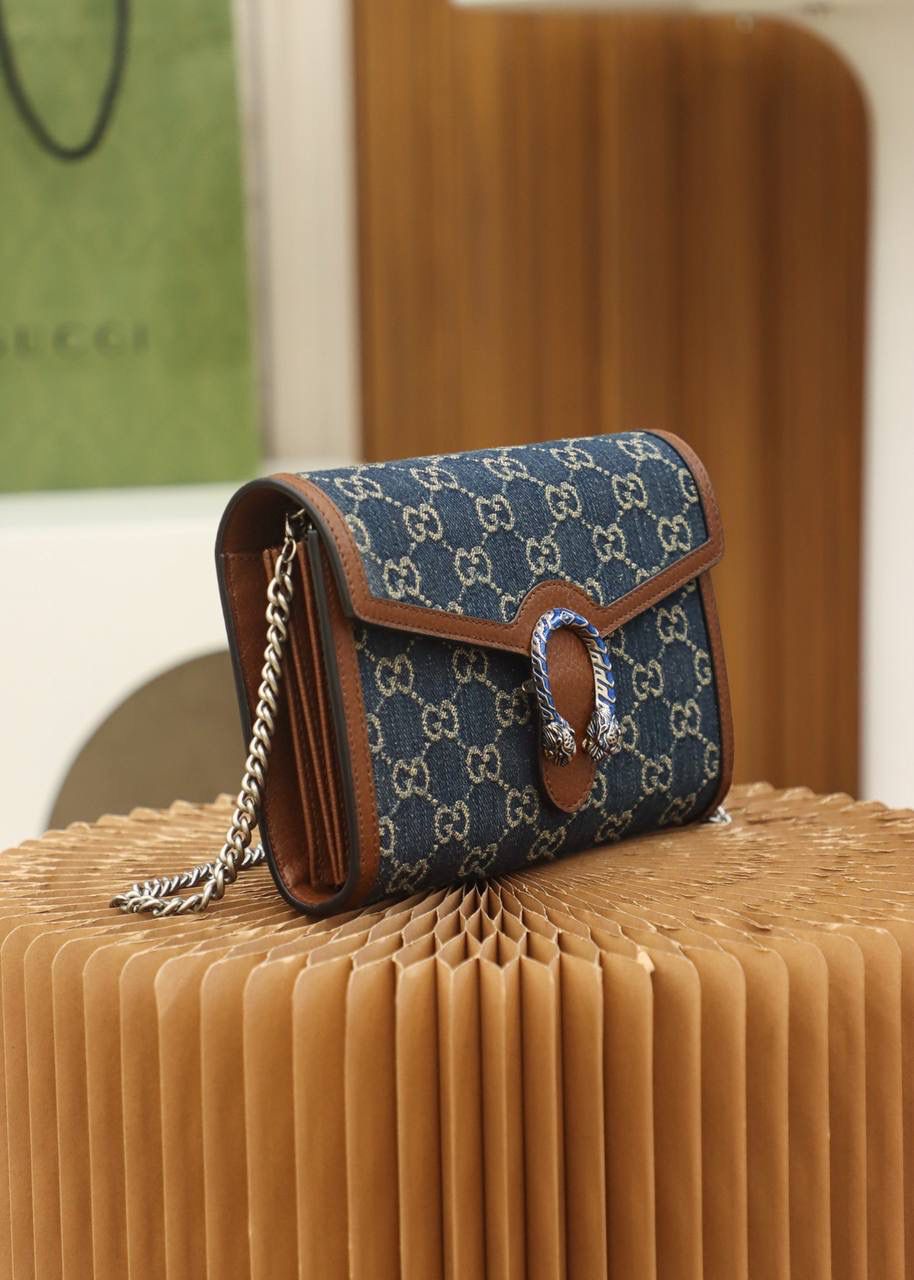 𝘿𝙞𝙤𝙣𝙮𝙨𝙪𝙨系列𝙒𝙤𝙘#401231#正品皮 ✔尺寸：20*13*6cm 具有结构感的𝙒𝙤𝙘，配上复古当下火热的丹宁牛仔面料，搭配棕色皮革造型，让整体更加精致复古，可拆卸的链条，简直一包多种用法，内设隔层，更加很好的容纳日常使用，实物真的超香系列，高级感十足！🔥🌈