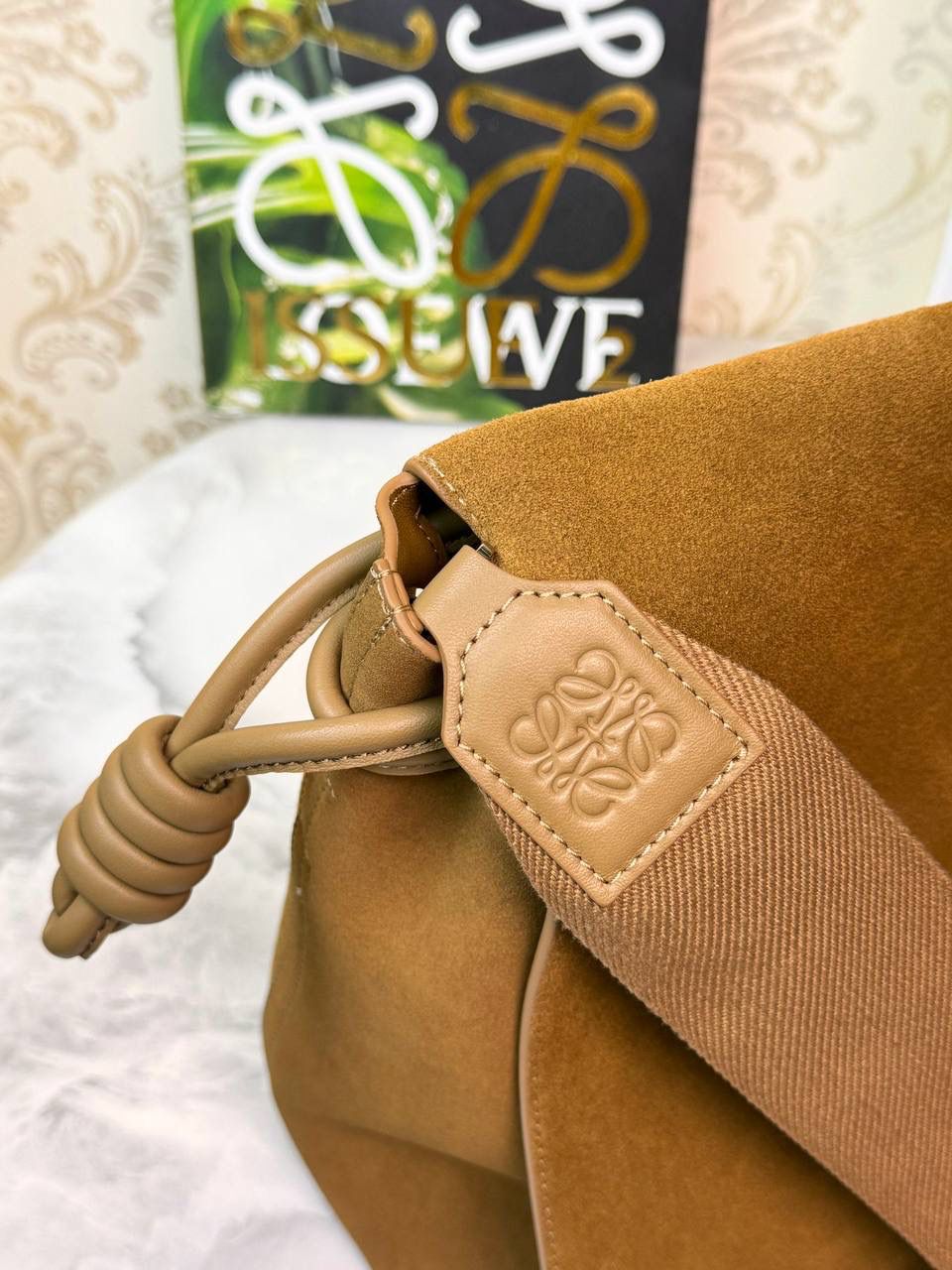 𝙇𝙤𝙚𝙬𝙚 𝙁𝙡𝙖𝙢𝙚𝙣𝙘𝙤 𝙎𝙖𝙩𝙘𝙝𝙚𝙡 福袋款邮差包 ➕刺绣🅾️字母宽肩带 编码：062404 尺寸：𝟑𝟒-𝟏𝟐-𝟐𝟒𝐜𝐦 新款以经典福袋收缩打结为元素，采用外部麂皮➕内里𝗡𝗮𝗽𝗮小牛皮➕刺绣字母宽肩带的精致搭配打造全新升级款邮差包🅰️，可斜挎、肩背和手提，超大容量满足日常所需🎈