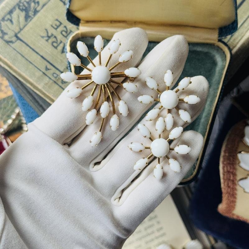 Vintage 1950s Milk Glass Sun-Ray Flower Jewelry Set - Brooch and Stud Earrings (MT1880)