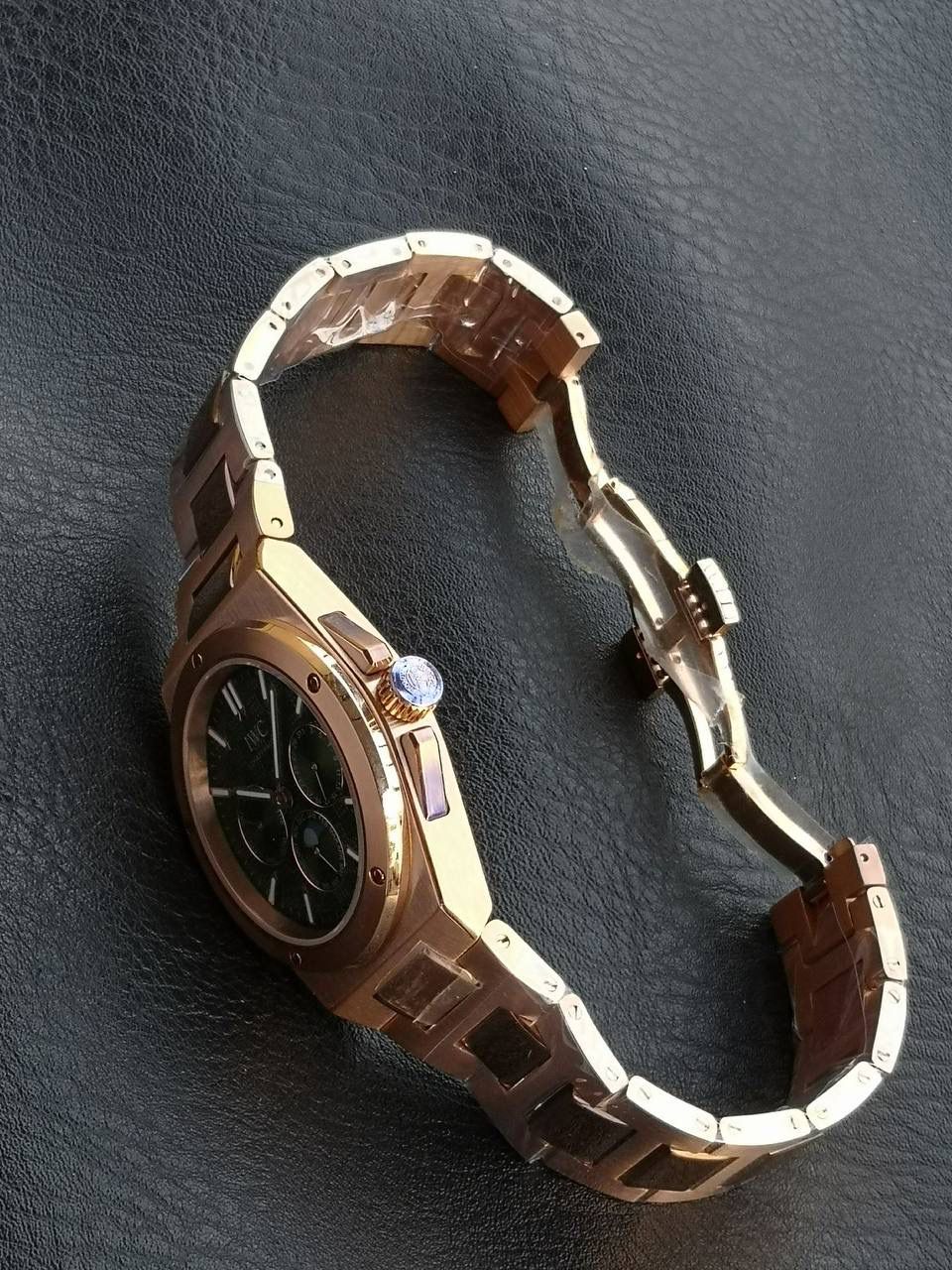 万国工程师系列万年历腕表，复刻界最复杂的腕表，所有功能同步原装，所有功能调节通过把头控制. 1⃣️【功能介绍】3点钟位置显示日历，9点钟位置显示星期，6点钟月份月相指针显示。 2⃣️【做工精细】外壳采用原版同样的三件套结构，中间拉丝，上下壳为抛光，镜面采用高成本的锅盖形蓝宝石，使其质感提升。 3⃣️【机芯性能】尺寸41.6mm,机芯采用天津机芯改82600，高效稳定，动力时间长达72小时以上，进行加装复杂的万年历模块，而且同步所有功能实现同步原装通过把头调节。 4⃣️【⚠️注意事项】由于万年历模块十分复杂在出货前都会调准时间，客户收到直接上链上手佩戴即可，⚠️请不要轻易乱调，由于机芯加装升级功能，调节需慢慢按调。