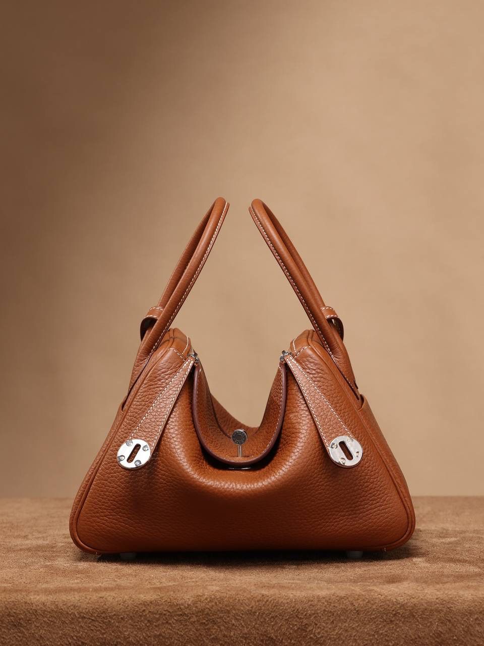 Hermes 爱马仕 Lindy 26cm 金棕银扣👜✨ Lindy 独家渠道货 独家欧洲原厂皮原厂五金组装的ZP尾单货 尺寸：26*18*14 cm Lindy是采用原厂的正品TC皮，什么是TC皮？ 爱马仕专用的clemence,简称tc皮，是Hermes最受欢迎的皮革之一，颜色会比Togo少一些，但是纹路比Togo细腻，含油更高，更软，因此稍稍有些下垂感的特点。 欣赏独家货源的美 闭眼入😍🤭👍