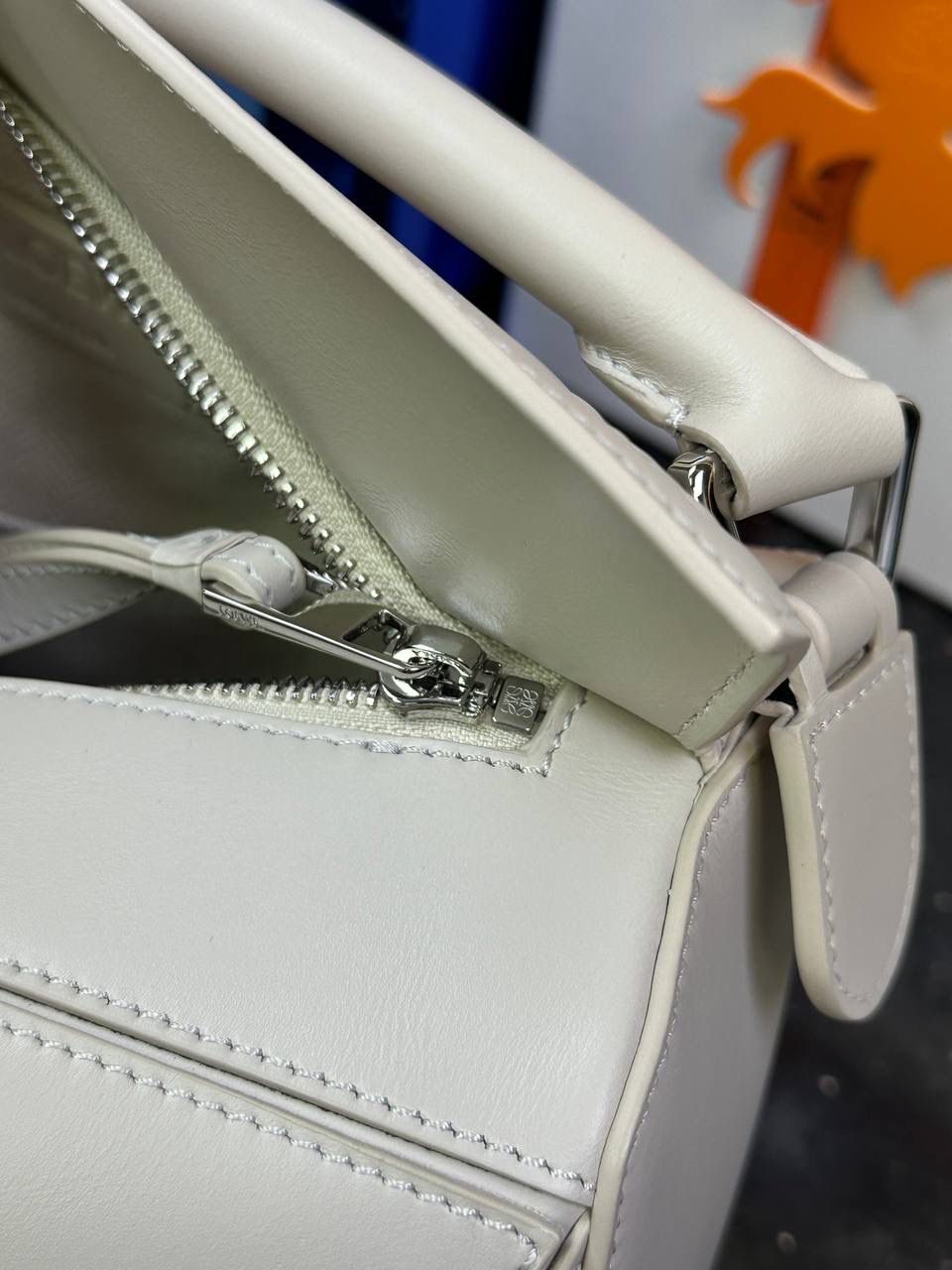 🅰️小号 𝗣𝘂𝘇𝘇𝗹𝗲最新版本❤️ ——（缎面/织带款） ✅经典拼图系列，不规则立体几何设计，最具辨识度的立体廓形和几何美学，顶级进口小牛皮搭配德国沙菲线，独家定制五金，𝗬𝗞𝗞拉链拉头 ✅容量超大，颜值高，四季百搭，新款自带可拆卸𝗟𝗢𝗘𝗪𝗘织带宽肩带‼️ 尺寸：𝟐𝟒-𝟏𝟎.𝟓-𝟏𝟔.𝟓𝐜𝐦 款号：061609织带款海盐白