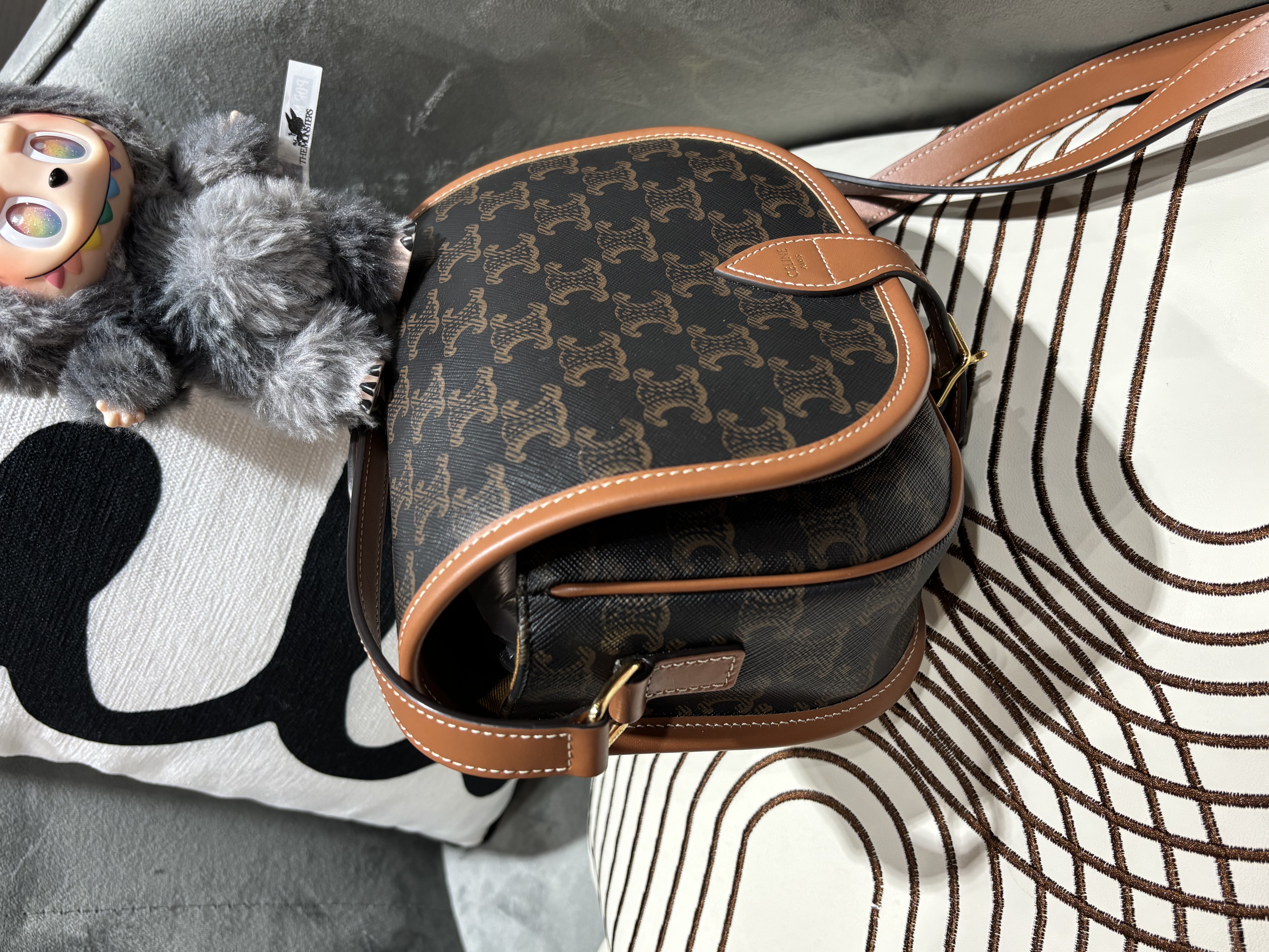 全新未使用品 CELINE FOLCO medium Crossbody Bag 100%Authentic, 全新未使用品 ✅tap✅dust bag