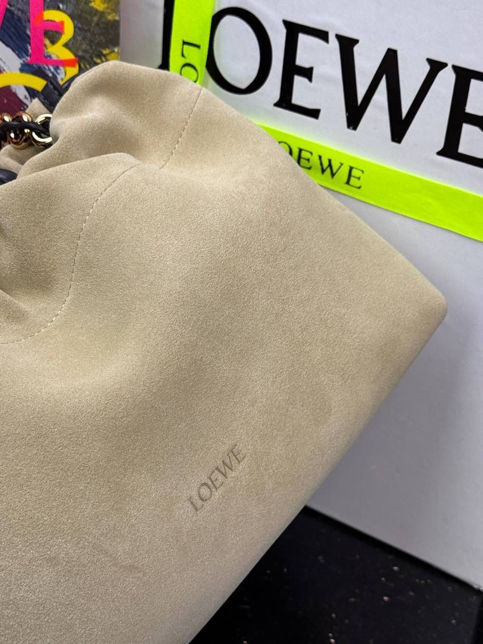 🎈中号链条款𝙁𝙡𝙖𝙢𝙚𝙣𝙘𝙤 𝙋𝙪𝙧𝙨𝙚磨砂皮 ——【杏色】 尺寸：𝟯𝟬-𝟭𝟬.𝟓-𝟮𝟬𝐜𝐦 编码：012403 【配全套礼盒】 👉🏻延续福袋收缩绳褶皱设计•羊皮包身手感细腻柔软❤️ 👉🏻链条肩带➕皮肩带的双肩带设计•时尚百搭•给足了集美们多样化的选择。肩带可拆卸可调节•磁扣开合•正面烫金𝙇𝙤𝙜𝙤•呈现出高贵典雅的视觉感😍 👉🏻独家背景➕独家品质➕独家全套砖柜礼盒套装•市场高端品质皆在我手✌🏻