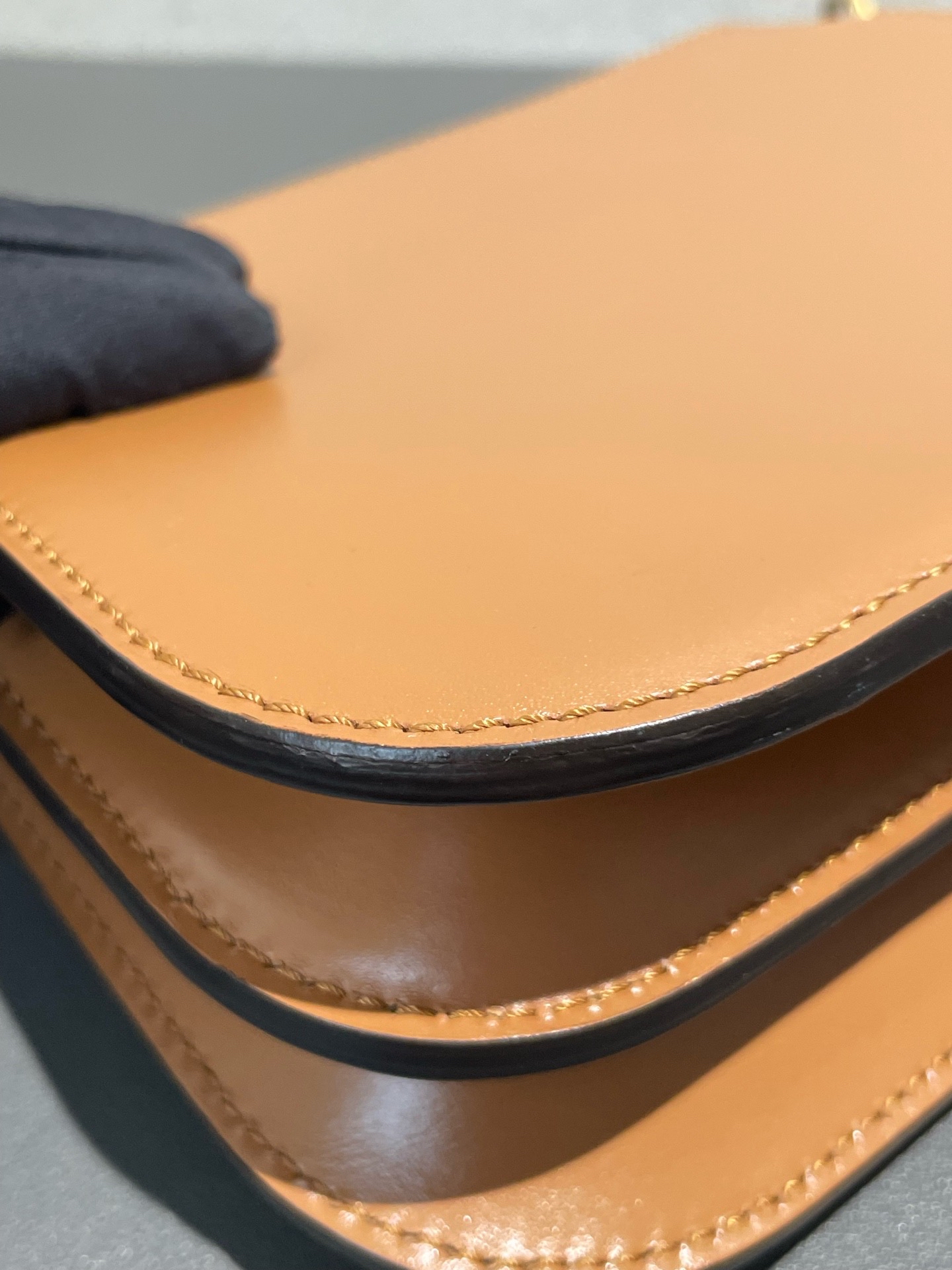 【預訂貨品】FENDI焦糖色金扣風琴包