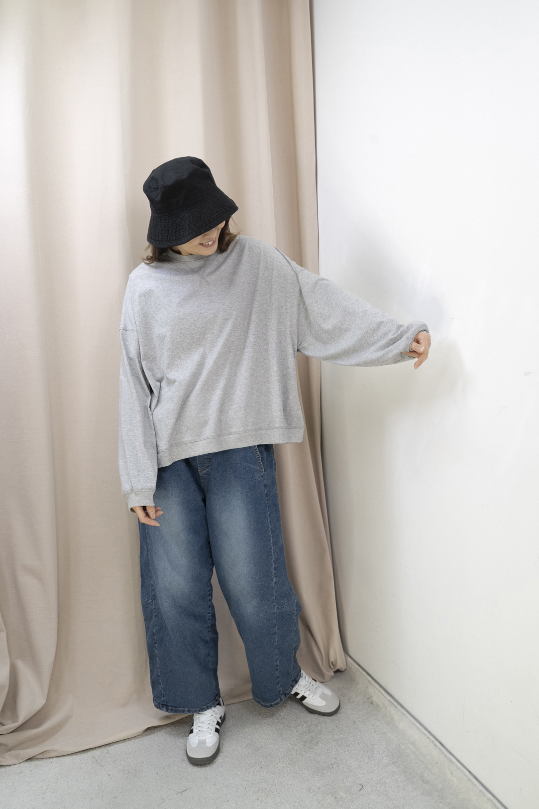 輕軟薄倒三角造型明線上衣（淺灰色）