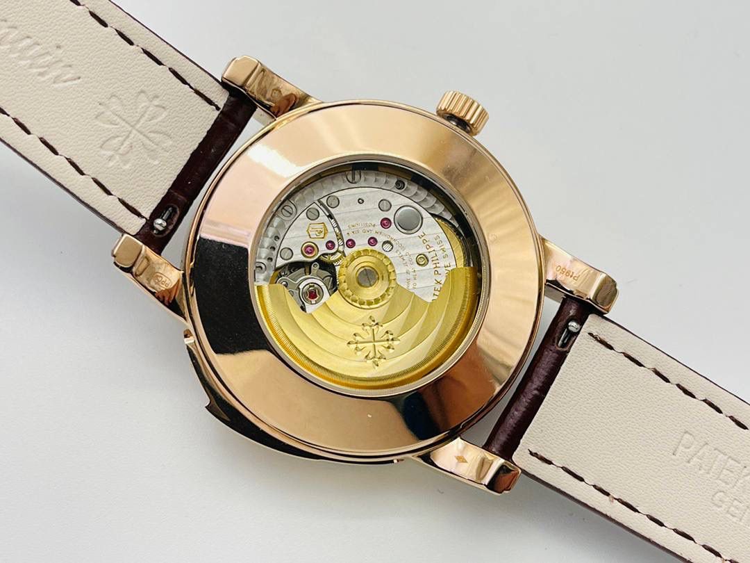 【2022诚意推荐】百达翡丽超级复杂功能系列5073P_010腕表。用心之作，细节方面： 1⃣️突破多层技术瓶颈，机芯型号为CH 29-535 升级版，质量稳定！ 2⃣️尺寸42毫米，与专柜一致。 3⃣️表圈和表耳镶103颗长形钻石。 4⃣️表带搭配意大利头层小牛皮，表扣上镶钻石更显示这块腕表的豪华气质。适合各种商务场合，简敛精致不失优雅！