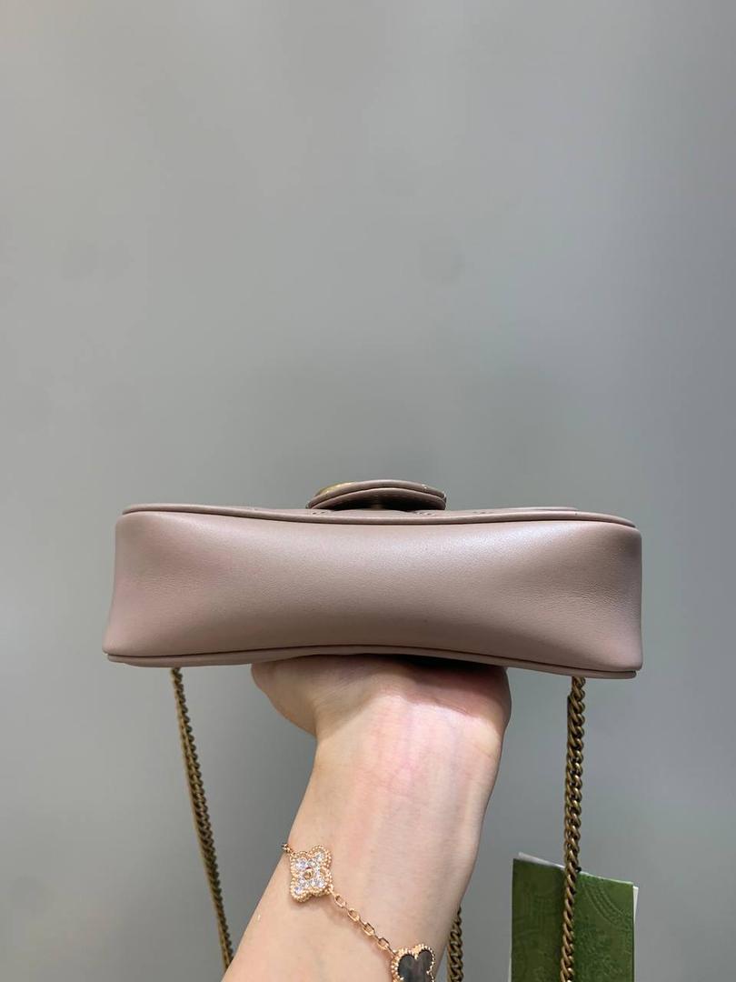 新背景实拍正品级 。经典款奶茶色16.5cm‼️ 温柔气质的颜色代表，可盐可甜，春夏四季的搭配小能手，颜色饱满度很高，皮料质感也是没得说，原厂皮材质都是很厉害的！图片拍不出他的美，实物更美‼️ 型号476433；尺寸16.5/10/4cm