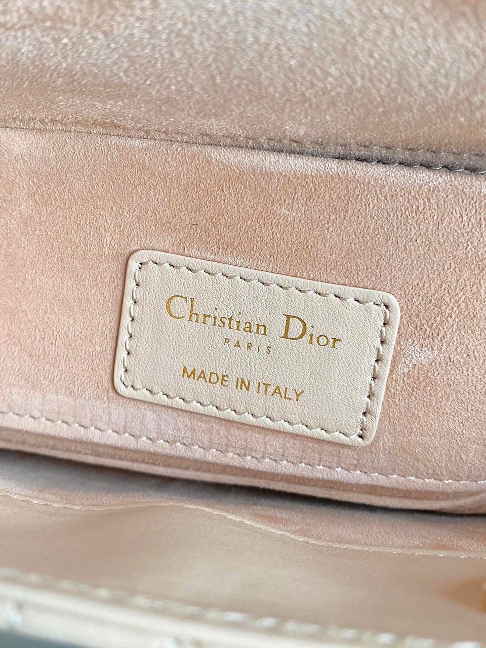 沙粉色小号🎀𝗗𝗶𝗼𝗿 𝗗-𝗝𝗼𝘆 𝗯𝗮𝗴羊皮2023款，新色 时尚果然就是轮回，回归了一把中古戴妃😍🌟 长方包形，短链条➕细长肩带直接封神！！ 复古时髦感超强，真是什么场合都可以把住 绝对是lady中的天花板了，强势出圈啦姐妹们 22.5×12×5.5cm