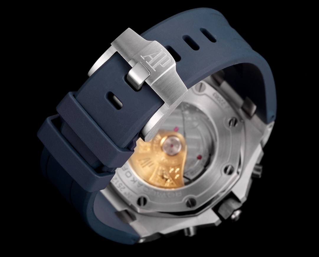 皇家橡树离岸型26400/26238/26470系列正式登场！款式最全，做工最好的爱彼计时款腕表来了，有做工好的顶级货，廉价的小厂货就别去考虑了！ 1，机芯采用12位小秒的定制版3126计时机芯，完美还原原版所有功能。经过精密打磨，大大加强了其稳定性。 2，其中碳纤维系列表壳采用全新碳纤维复合材料——「Carbon TPT® B.4」打造，这种高科技材料比常规 Carbon TPT® 密度提高4%，纤维硬度提升15%，树脂强度提升30%，材料结构经过各项异性优化，保持轻盈同时无比坚韧，提供迄今最强的抗冲击性能。 3，字面颜色均采用目前最先进电镀技术，非几年前的简单喷漆技术。每一个巧克力格纹装饰，通过CNC级别打磨，无限接近原版。 4，同步原版搭载微微活动头粒，胶带采用进口氟橡胶材质，皮带采用美洲鳄鱼皮材质，更加耐磨耐造。