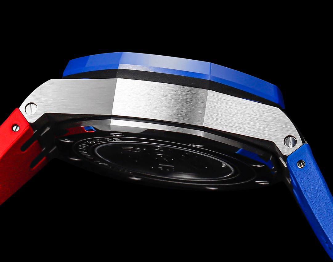 🚀皇家橡树离岸型26400/26238/26470系列正式登场！款式最全，做工最好的爱彼计时款腕表来了，有做工好的顶级货😍💯廉价的小厂货就别去考虑了！ 1，机芯采用12位小秒的定制版3126计时机芯，完美还原原版所有功能。经过精密打磨，大大加强了其稳定性。 2，其中碳纤维系列表壳采用全新碳纤维复合材料——「Carbon TPT® B.4」打造，这种高科技材料比常规 Carbon TPT® 密度提高4%，纤维硬度提升15%，树脂强度提升30%，材料结构经过各项异性优化，保持轻盈同时无比坚韧，提供迄今最强的抗冲击性能。 3，字面颜色均采用目前最先进电镀技术，非几年前的简单喷漆技术。每一个巧克力格纹装饰，通过CNC级别打磨，无限接近原版。 4，同步原版搭载微微活动头粒，胶带采用进口氟橡胶材质，皮带采用美洲鳄鱼皮材质，更加耐磨耐造。