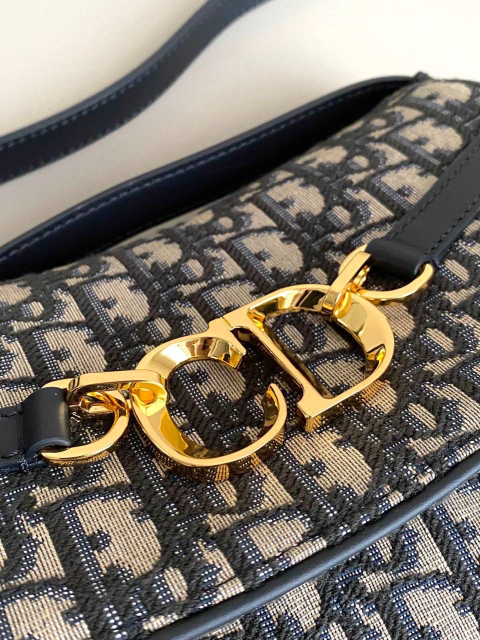 🈶老花蓝 𝗗𝗶𝗼𝗿 𝗯𝗲𝘀𝗮𝗰𝗲 马鞍包小号 相比较之前的bobby来说 这个版型会更大一些，皮质更柔软一些 正面是经典的CD扣，超级复古 背面仍然是延续了D家的风格 有个内侧袋，可以放手机或放卡 翻盖按扣式设计，里面还有个拉链隔层 非常实用好收纳 大小也很俏皮，容量足够日常 斜挎 肩背 腋下都可以！ 24×15×6cm #8010m