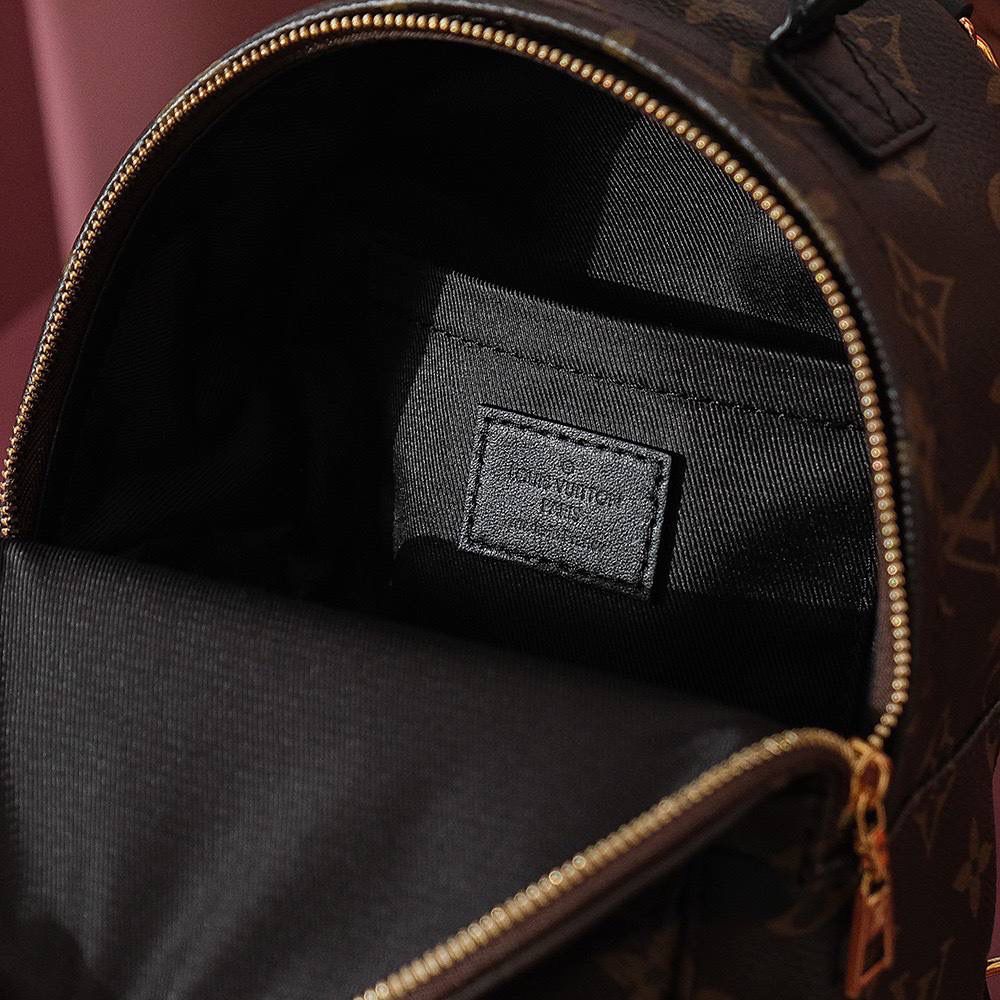 LV Palm Springs 迷你双肩包 🎒✨ 📏 尺寸：17 × 22 × 10 cm 法国原厂料 🇫🇷，全钢五金，做工真的很细～这款把原本普通书包设计，变成时髦又好看的迷你背包 💕经典 老花 Monogram，帅气又百搭，永远不过时 ✨可以当双肩背，也有多种背法，用起来很方便～容量比看起来大，日常出门放东西完全 OK 👍