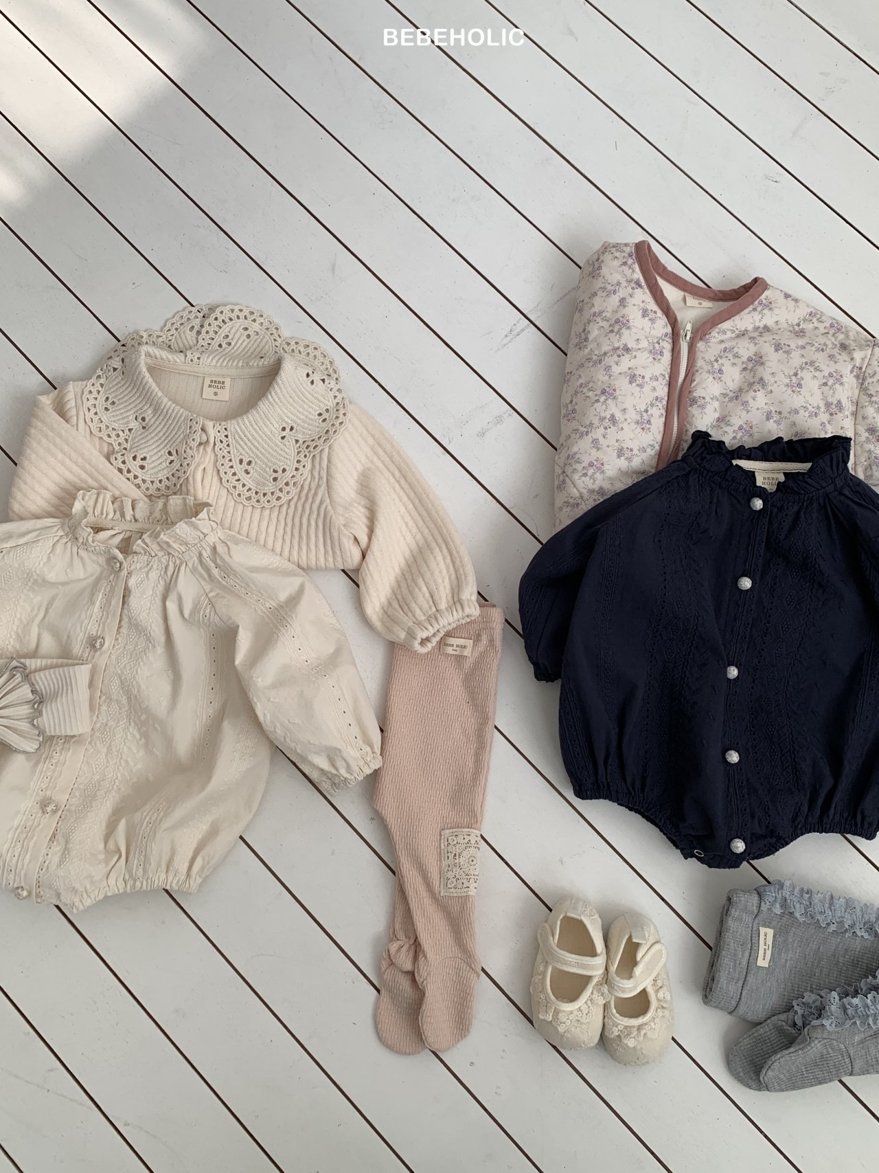 🌸預訂 韓國直送🌸🇰🇷BEBEHOLIC兩色提花刺繡花邊領長袖包屁衣