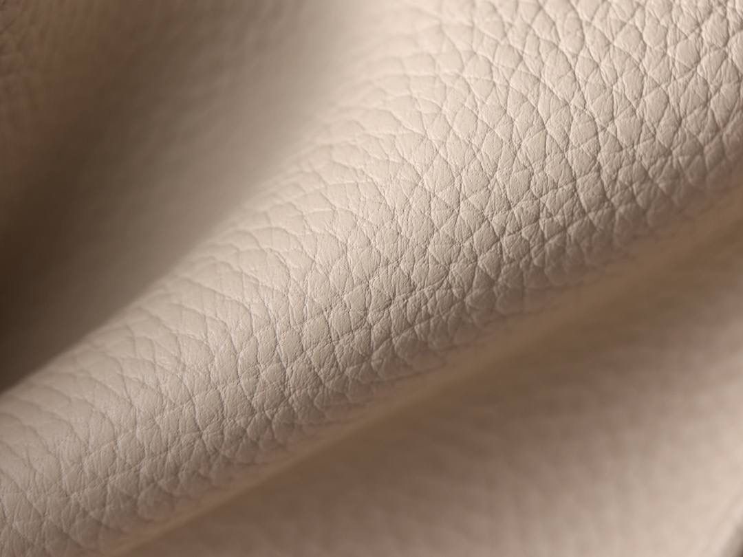 HERMES爱马仕Evelyne 16伊芙琳奶昔白金扣👜✨ TaurillonMaurice 小公牛皮 尺寸：16*18*5cm 爱马仕Evelyne伊芙琳 Evelyne包的设计灵感来自于一种名为“马鞍袋”的马具袋，这是一种常用于骑手和马车夫的袋子，用于储存和运输马具和其他必需品。 爱马仕将这种马具袋的经典元素与品牌的手工艺传统相结合，打造出了具有时尚感和功能性的包包。 因此，伊芙琳包不仅是一款实用的手提包，同时也代表着品牌深厚的历史和文化传统❤️