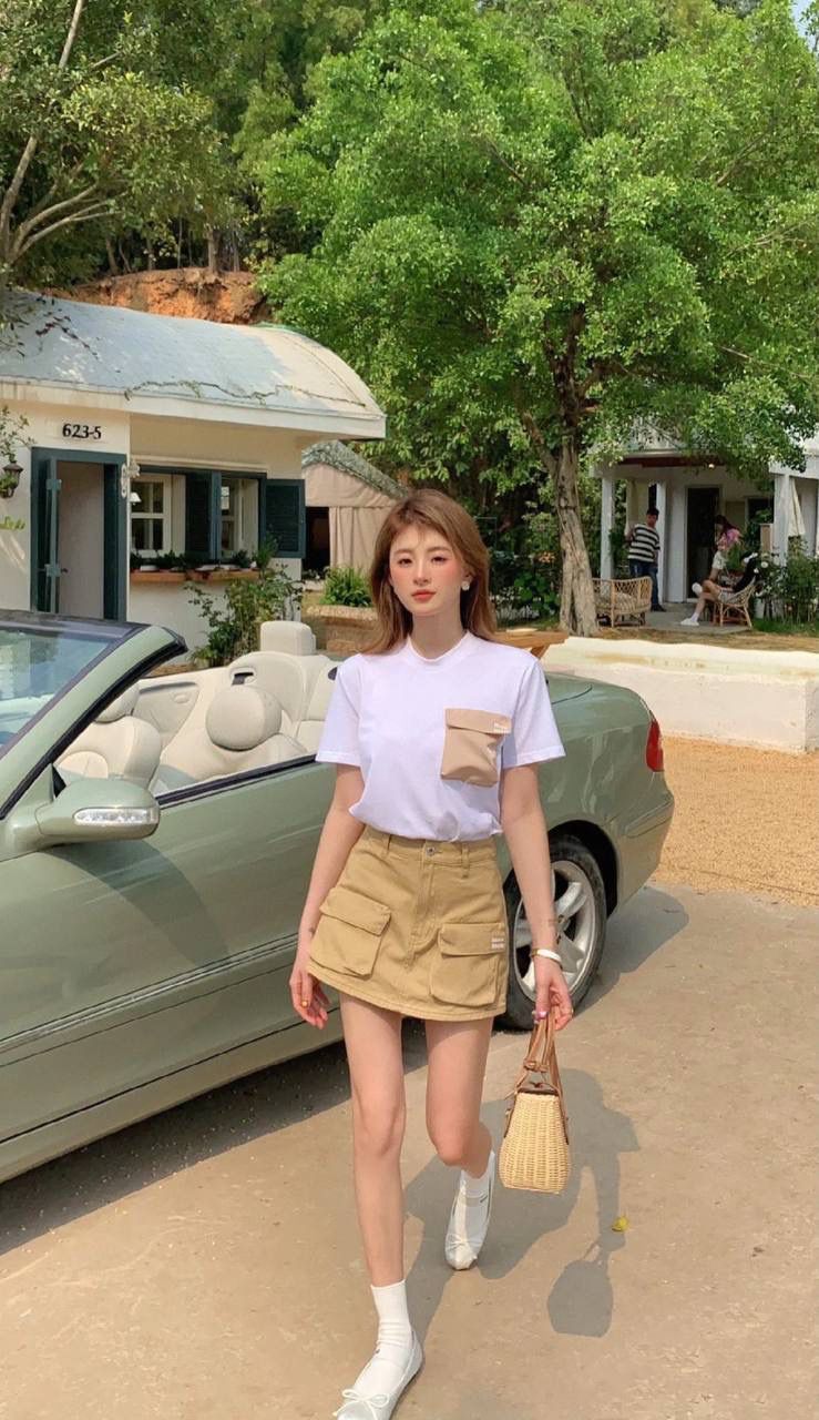 🈶棕色 𝗠𝗶𝘂𝗠𝗶𝘂藤编款 好喜欢编织风的清新与浪漫 满满都是梦幻般的高级感 这款小篮子独特的甜美气息 真的嗲爆了！纯手工编织配小巧精致的包型 超级让人着迷～ 随手拎着夏日感直接拉满 去野餐或海边度假，更是绝绝子 miu女孩们菜篮子的季节来咯 快来买它！ 15×20×8.5cm #F0030m