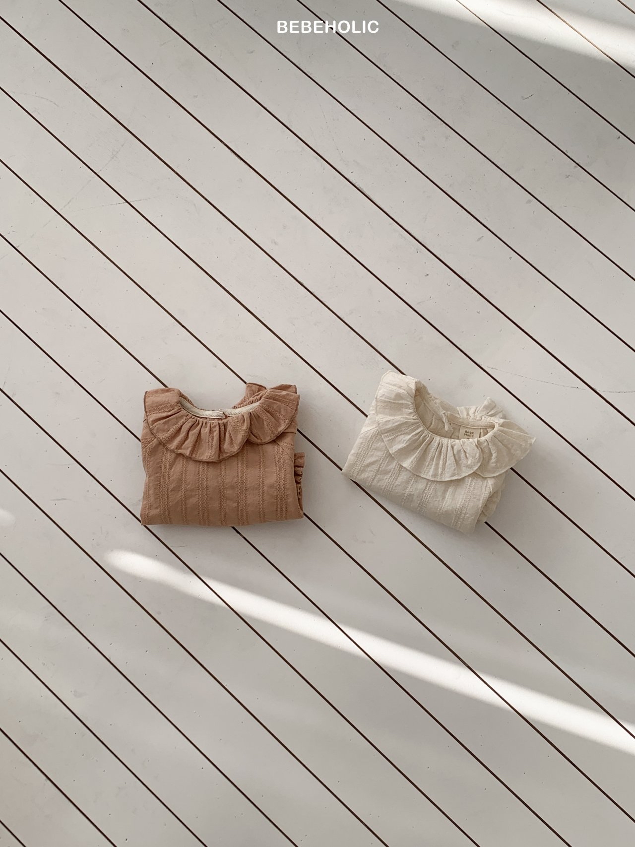 🌸預訂 韓國直送🌸🇰🇷BEBEHOLIC兩色提花荷葉領長袖上衣