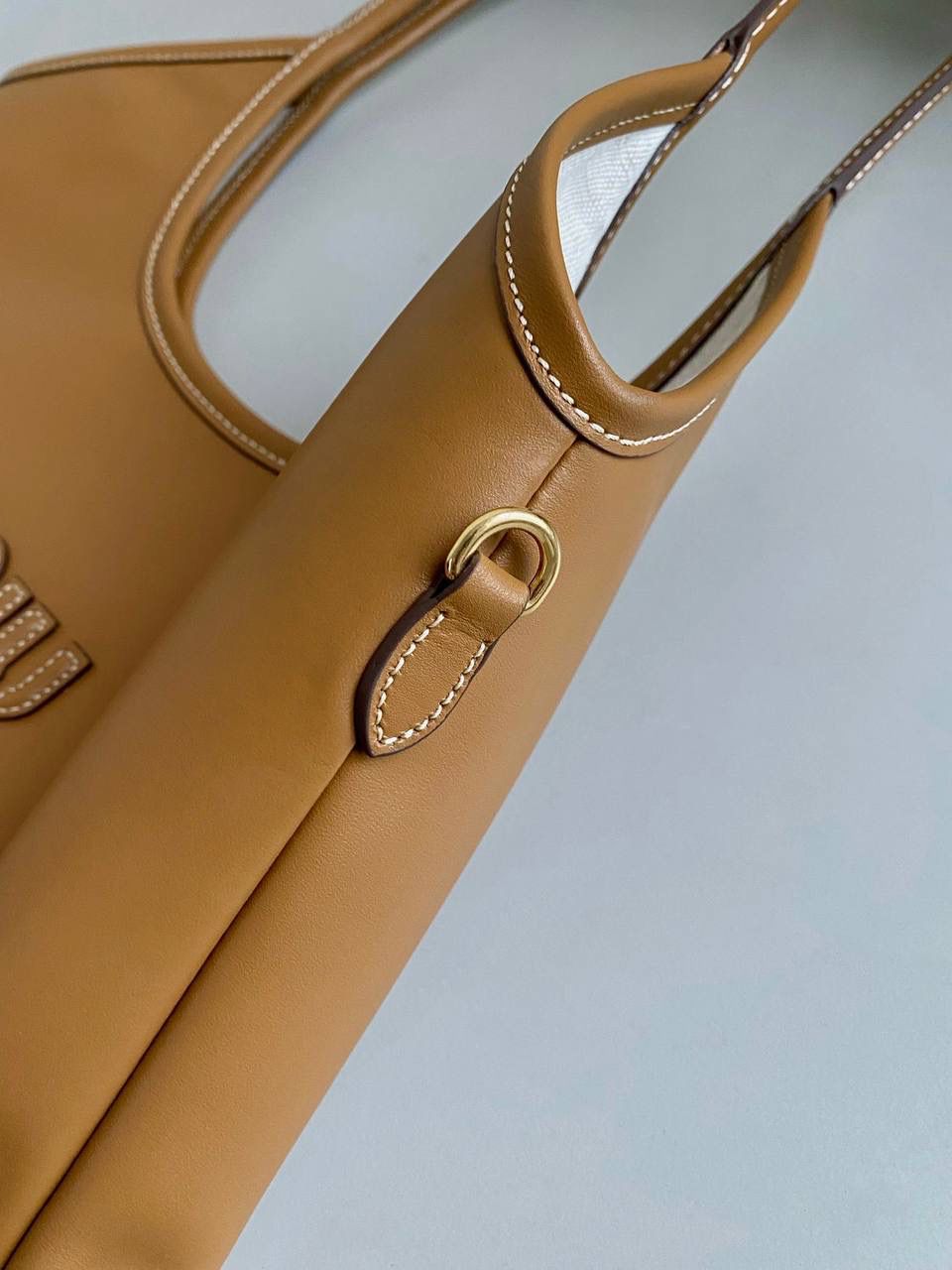 🈶棕色， 𝗠𝗶𝘂𝗠𝗶𝘂托特 拯救衣柜大爆款来了！ miu家最最最种草的一只大包 轻便 百搭又实用，出gai年度top☝🏻 要抢疯了的节奏，真的超爱 ！！快冲 35×40cm #F0110m