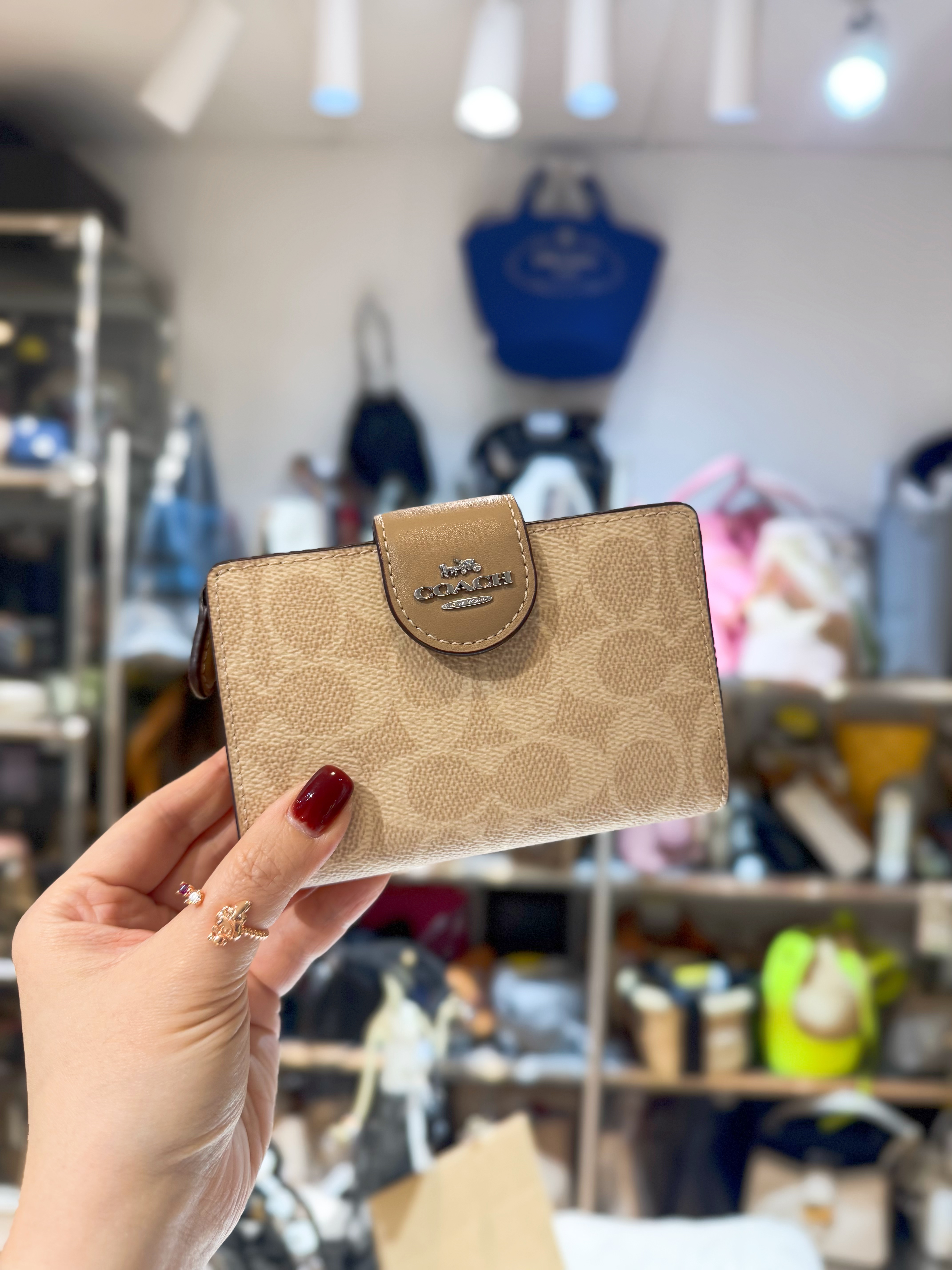 Coach medium wallet beige/m