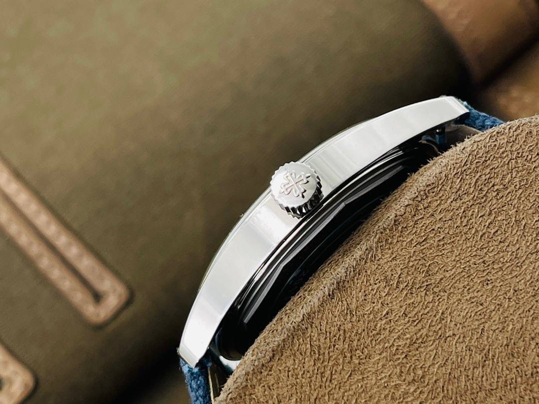 百达翡丽2021新品——Ref.6007A-001（普朗莱乌特制表大楼纪念款）腕表🔥🔥 ✅表径尺寸：40毫米 ✅表镜配置：蓝宝石水晶玻璃表镜，背面刻有卡拉特拉瓦十字星图案，以及“New manufacture 2019”字样，细节还原到位 ✅表壳设计：316L精钢打造表壳，搭配宽阔的弧形表圈，质感扎实 ✅表盘特色：标志性灰蓝色素面设计，搭配精致的圆形缎面打磨工艺，简约大气 🌟 技术突破 搭载第三代324S定制一体机芯，不仅仿真度极高，走时精准稳定，兼顾颜值与实用性 🌟 表带与表扣 搭配灰蓝色小牛皮表带，辅以白色缝线装饰，搭配百达翡丽（PP）经典针扣设计，与表盘色彩相互呼应🤟🏻