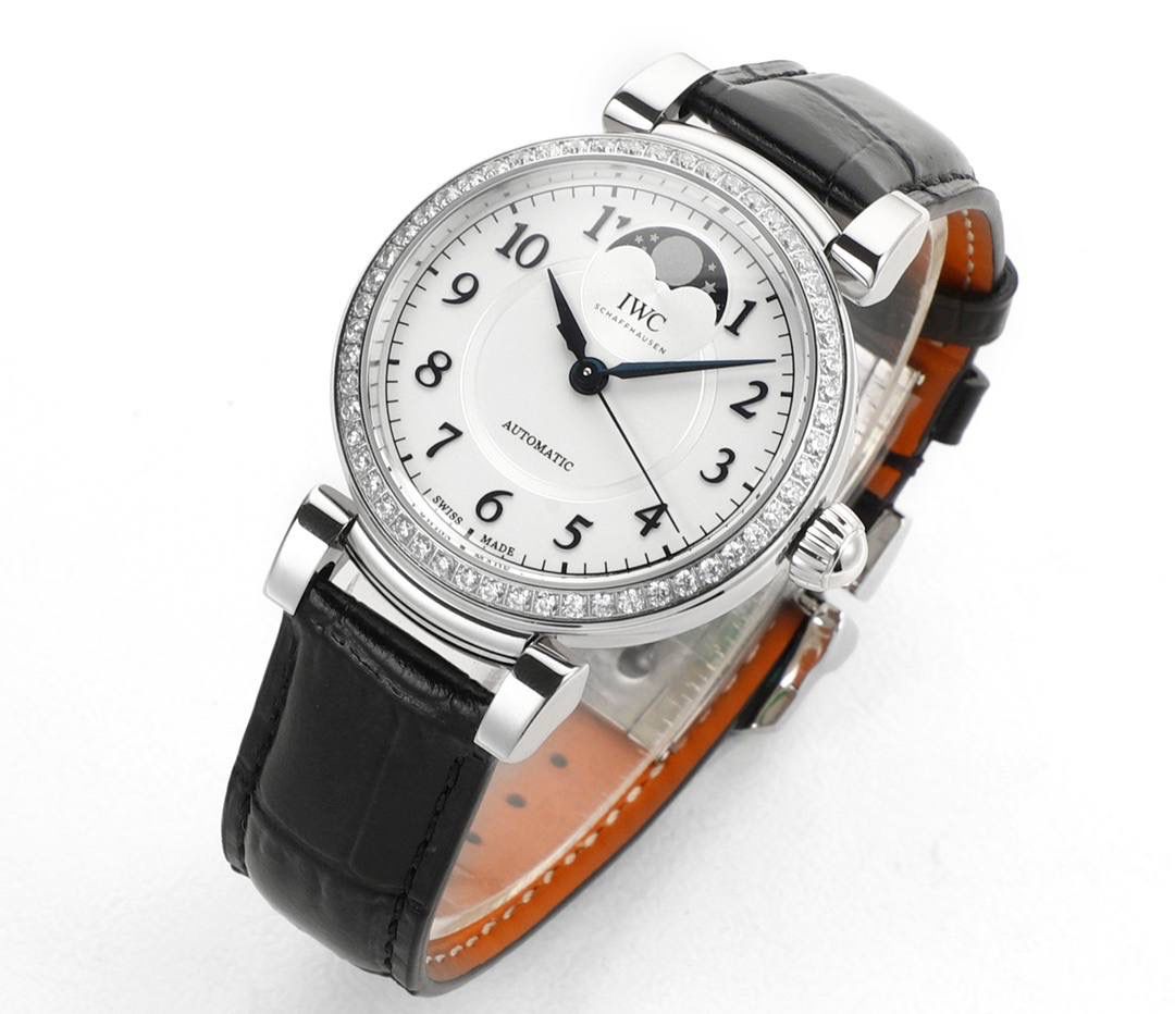 TWC出品 IWC达文西 IW459306 蔚蓝星空，诗意月相，自动月球与印度洋的蓝色水域完美匹配 随着达文西系列以致敬经典的设计回归到大众的视线之中，我们看到了它很多有趣的设计，包括清晰醒目的盘面，现场锋利的剑形指针，当然还有古典的圆拱形表冠，活动式表耳，更加贴合手腕。腕表表底镌刻有“生命之花”，“生命之花”是一个由多重重叠圆环组成的几何造型，是达文西经过深入研究绘制出来的。直径36毫米，自动上链机芯，精钢表壳， 中央秒针附掣停装置，月相盈亏显示，特殊镌刻表底，防水深达30米，动力储备达42小时 ，腕表整体设计得简约大气，且不失细节，很适合成熟优雅女性！