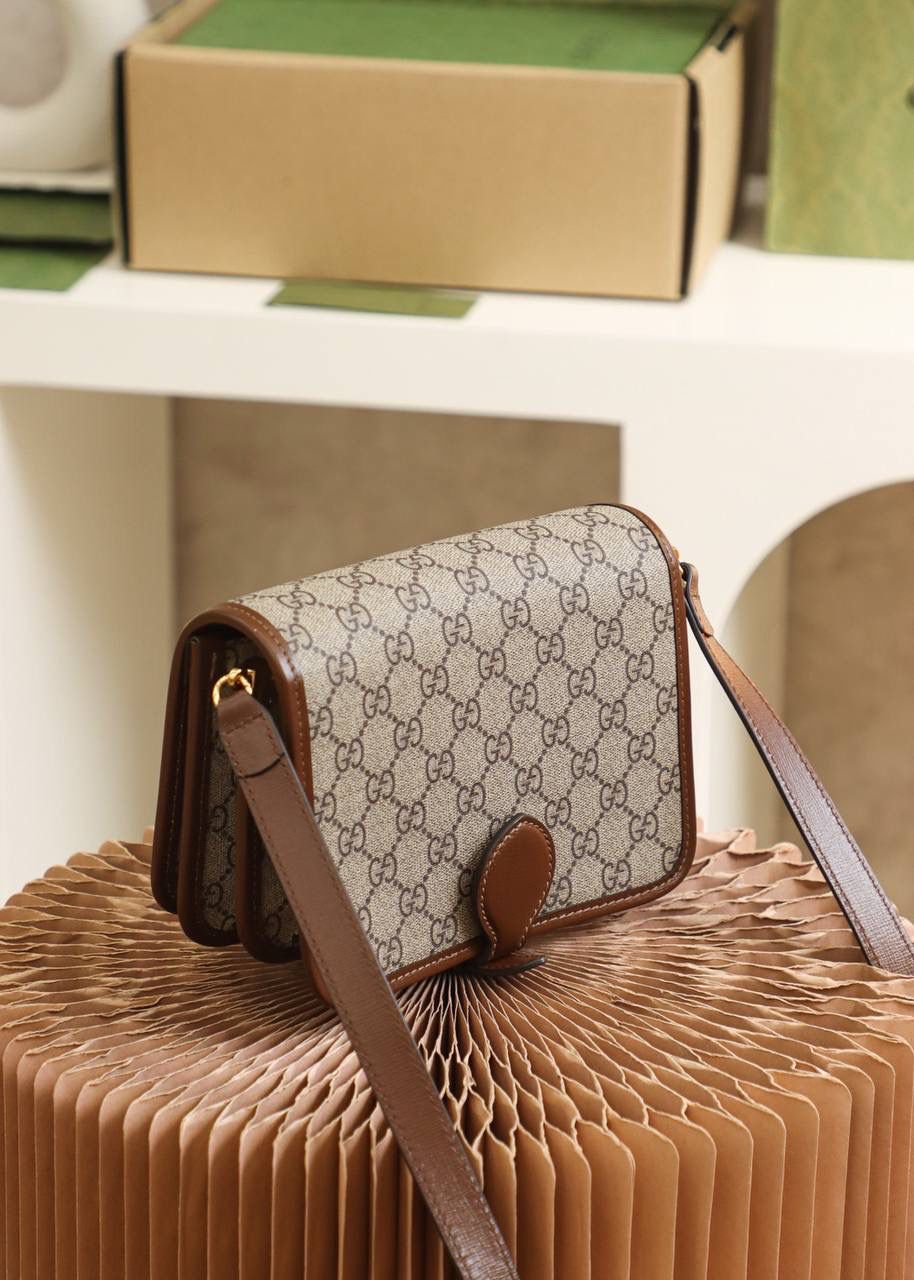 𝐆𝐆 𝐑𝐞𝐭𝐫𝐨 迷你肩背包#671620# ☑️尺寸：20*17*8cm 可盐可甜的𝐆𝐆 𝐑𝐞𝐭𝐫𝐨系列 互扣式双G一直是经典标志性的味道 耳熟能详的品牌象征与经典的融合 令这款肩背包拥有它自己独特的味道！ 风琴包的造型 内设分层收纳设计 更加大大的增加日常的实用性 磁吸式的翻盖开合设计，让日常使用更加方便 不仅作为风琴包的视觉感 同时拥有邮差包的设计，男女通用！✨🔥