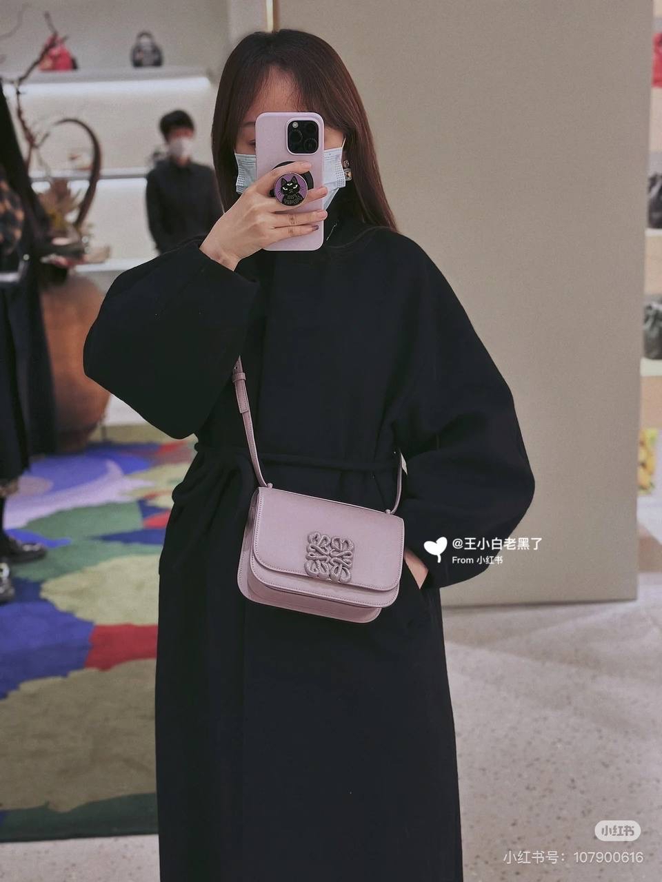 🎈单色釉𝘎𝘰𝘺𝘢*缎面皮 —【藕粉紫釉到货✅】 尺寸：𝟏𝟗-𝟔-𝟏𝟑.𝟓𝐜𝐦 编码：262123 【配全套礼盒】 ✅汲取古代单色釉瓷器色彩灵感，全新打造𝘓𝘰𝘸𝘦*单色釉系列。该款采用缎面丝绸牛皮搭配内里纳帕羊皮，手感丝滑细腻。正面立体膨胀𝘈𝘯𝘨𝘳𝘢𝘮 𝘓𝘰𝘨𝘰设计搭配陶瓷小兔子挂饰，堪称时尚界的艺术品。 ✅磁扣开合，内部3个隔层设计，以及按扣和背面小侧袋，收纳方便➕安全感满分，能装，好搭。