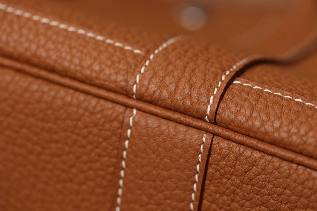 Hermes 爱马仕 Garden Party 30 金棕花园包👜✨ 尺寸：30*20*13cm 花园包独家渠道货，独家欧洲原厂皮原厂五金组装ZP尾单货，独一无二的天花板渠道货 面料是采用法国原厂的Togo皮，纹路清晰，颗粒感饱满，手感细腻，扑鼻而来的香味，爱不释手 版型真的是决绝子 喜欢大包的就入手吧 😍🤟🏻