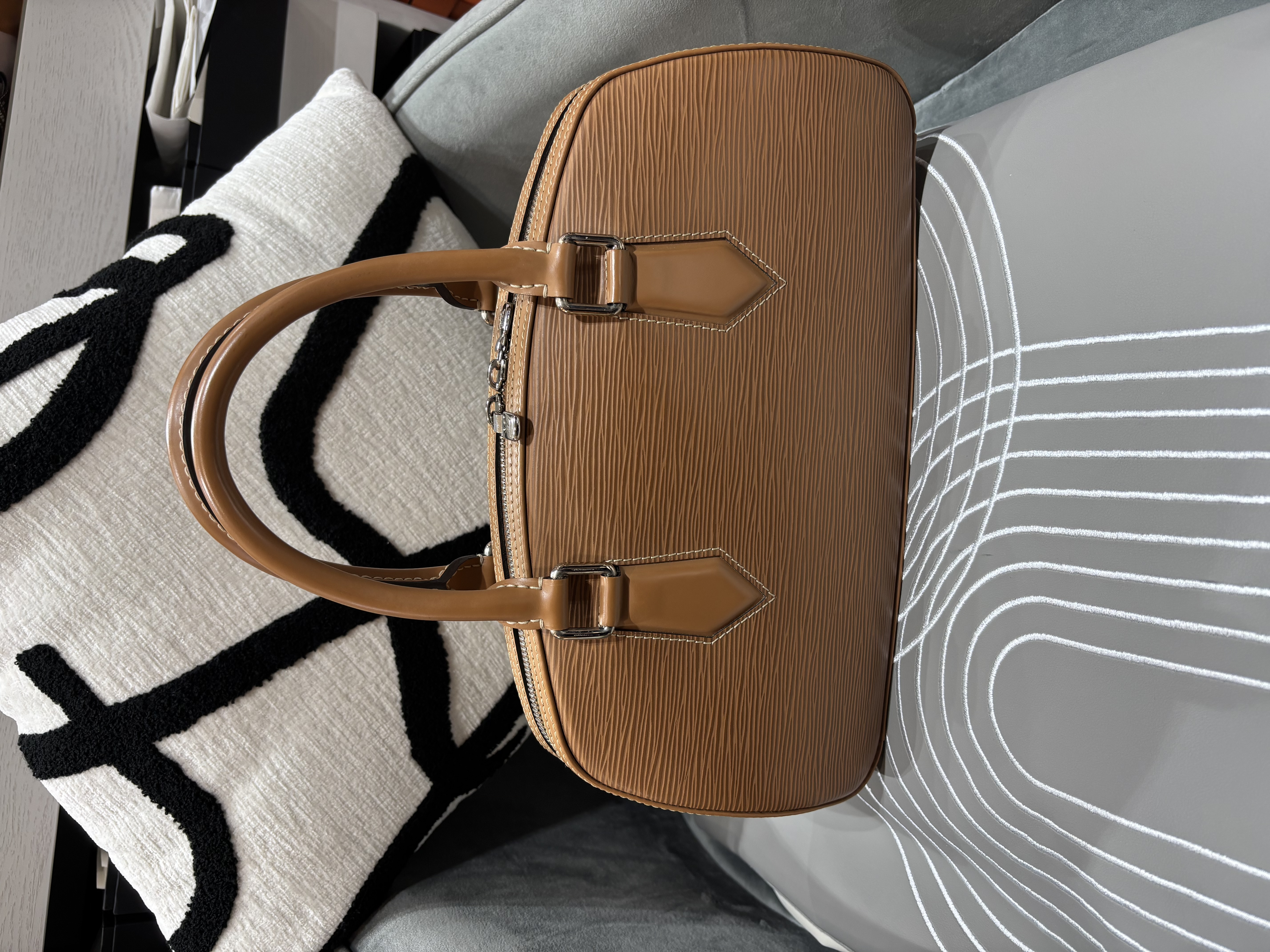 Lv Jasmine handbag epi leather 100%Authentic, 95%new
