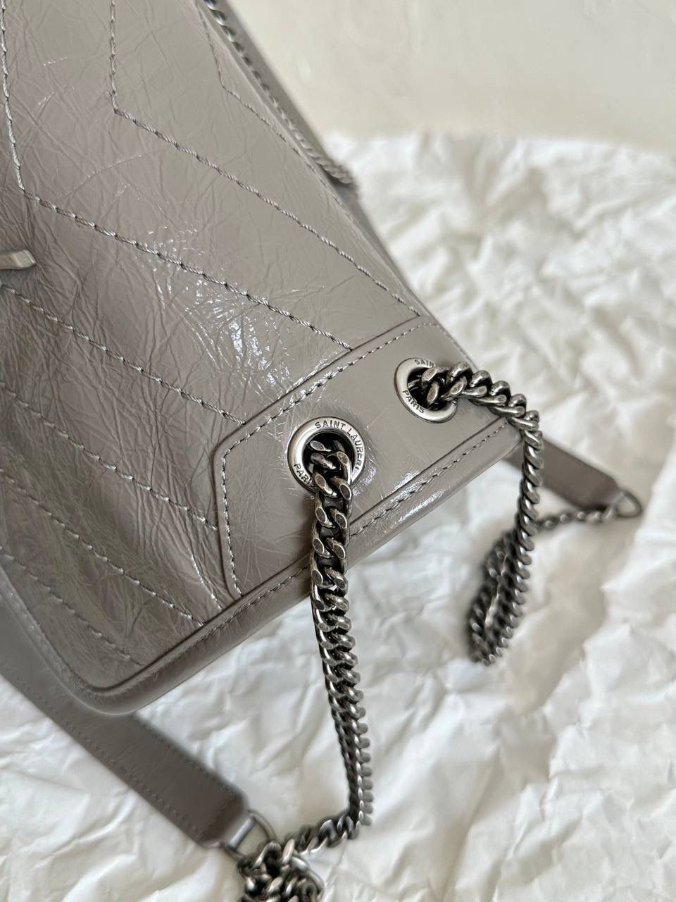 仅剩少量❗️ ys1 niki 油蜡皮浅灰色(fog)小号🩶 作为他们家的must have之一 我们找到了专门做了10余年ys1的老师傅来做 按他的话说，闭着眼睛都能做出来 原厂皮，全钢五金，半金半银的烫金logo 这个包真的做得非常非常好！ 我们也和zp一样同步更新了两个"D扣"小耳朵 听我一句，niki种草了就一定要买 几乎每个买了niki的姐妹都会后悔买晚了！ 早买早享受咯～ 小号：22×16×7.5cm633160m 中号：28x20x8.5cm633158m